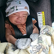 Thiago Alexander is registered to the contest to win money with this photo: baby, car_seat, sleeping, hat, mittens, blanket, infant, child, cozy, cute, safety_belt, soft, patterned_blanket, peaceful, indoors, closeup, portrait, resting, comfort, evenflo