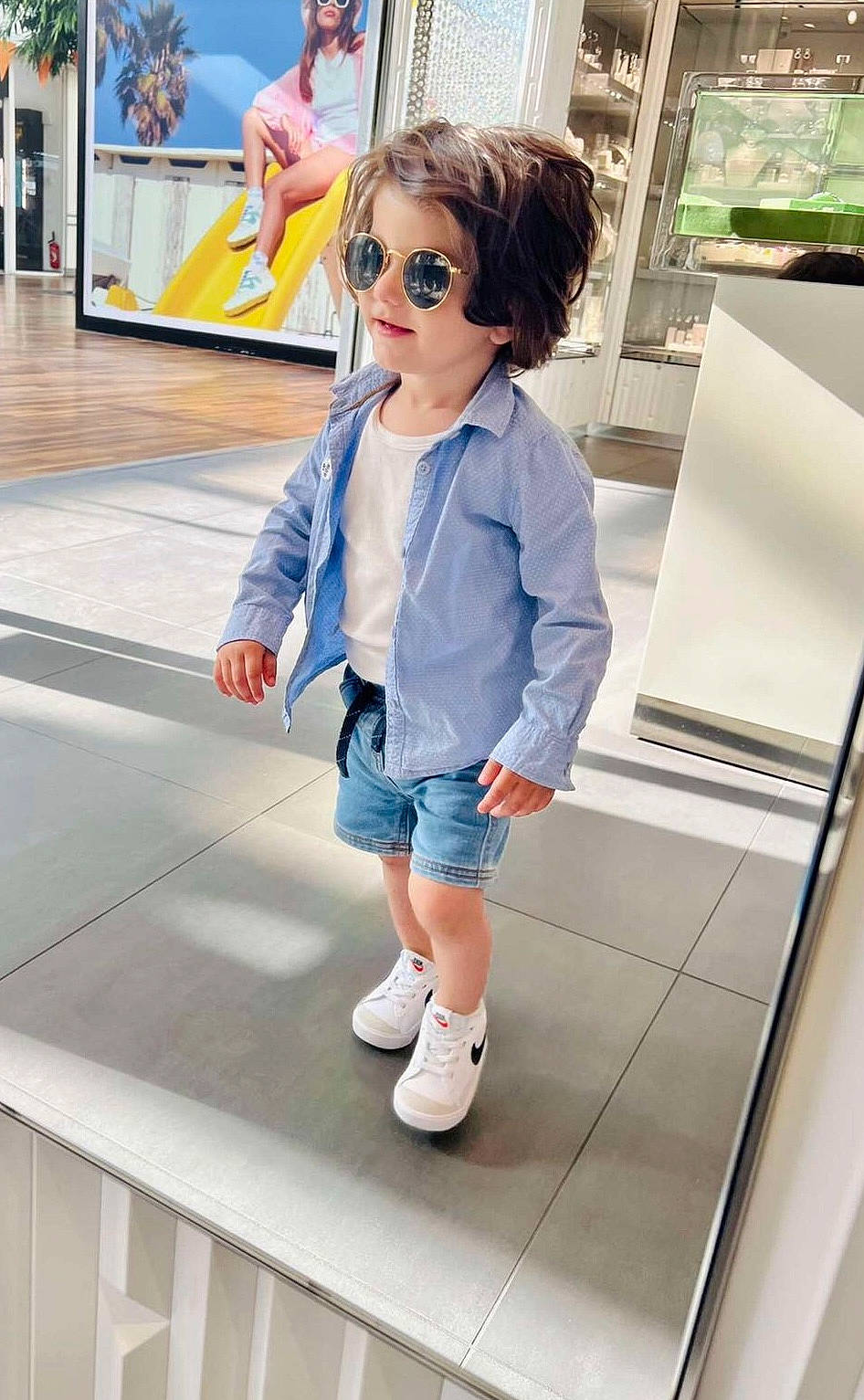 Tayson a rejoint le concours — aidez-le/la à gagner de superbes lots ! denim, electric_blue, eyewear, fashion_design, joint, knee, leg, leisure, person, shoe, shorts, sleeve, sneakers, sock, sportswear, standing, sunglasses, thigh, vision_care, waist