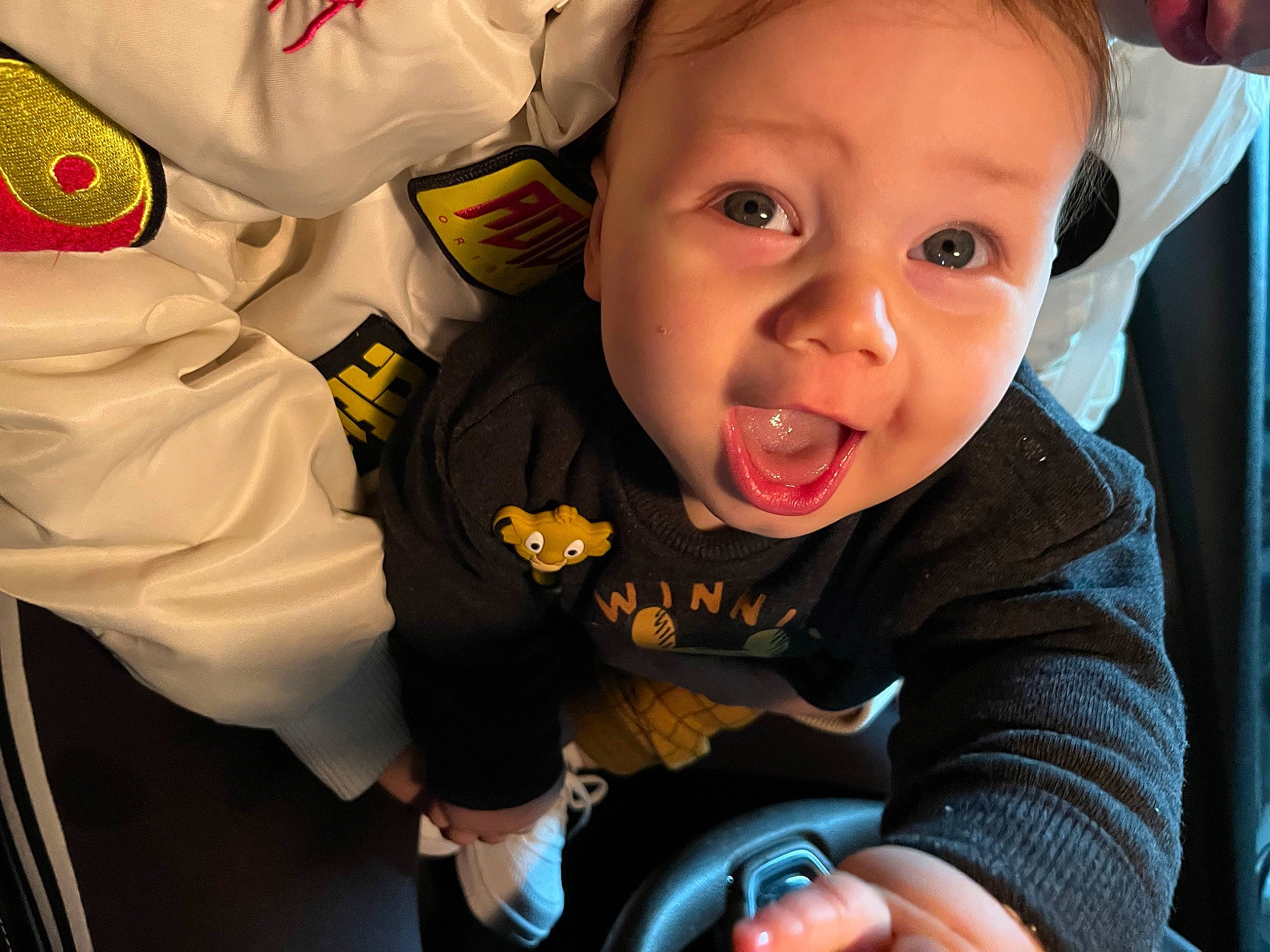 Nohan a rejoint le concours — aidez-le/la à gagner de superbes lots ! arm, baby, baby_toddler_clothing, cheek, child, comfort, eye, finger, fun, gesture, happy, head, human_body, iris, nose, person, skin, sleeve, smile, surprise