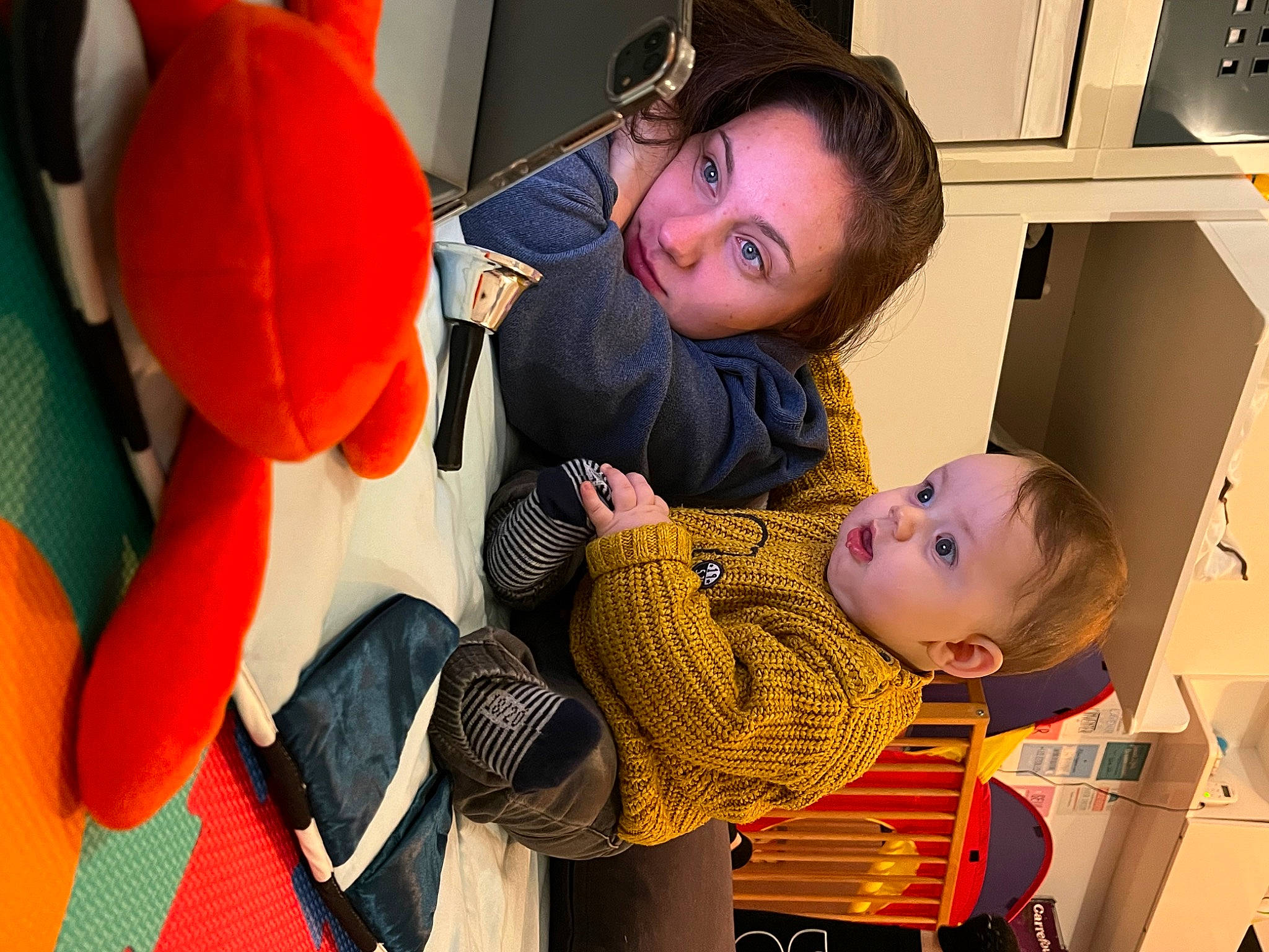 Nohan a rejoint le concours — aidez-le/la à gagner de superbes lots ! arm, baby, baby_products, child, comfort, facial_expression, fun, happy, hat, home_appliance, kitchen_appliance, orange, organ, person, plush, room, smile, stuffed_toy, surprise, toddler