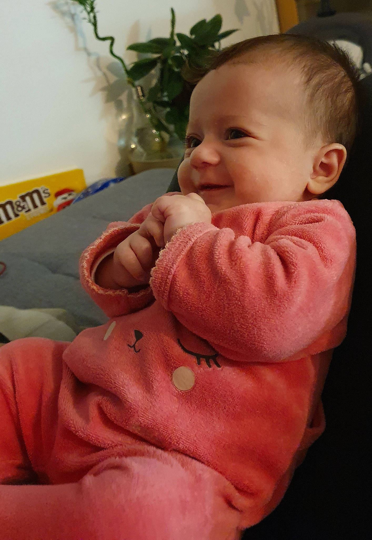 Iris a rejoint le concours — aidez-le/la à gagner de superbes lots ! arm, baby, baby_toddler_clothing, cheek, chin, comfort, eye, face, finger, gesture, hair, head, lip, mouth, nose, person, plant, skin, sleeve, smile