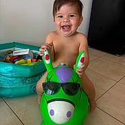 Kylian a rejoint le concours — aidez-le/la à gagner de superbes lots ! toddler, child, smiling, indoor, toy, inflatable, green, sunglasses, play, happy, floor, plastic, fun, baby, cute, person, young_child, home, colorful, joy