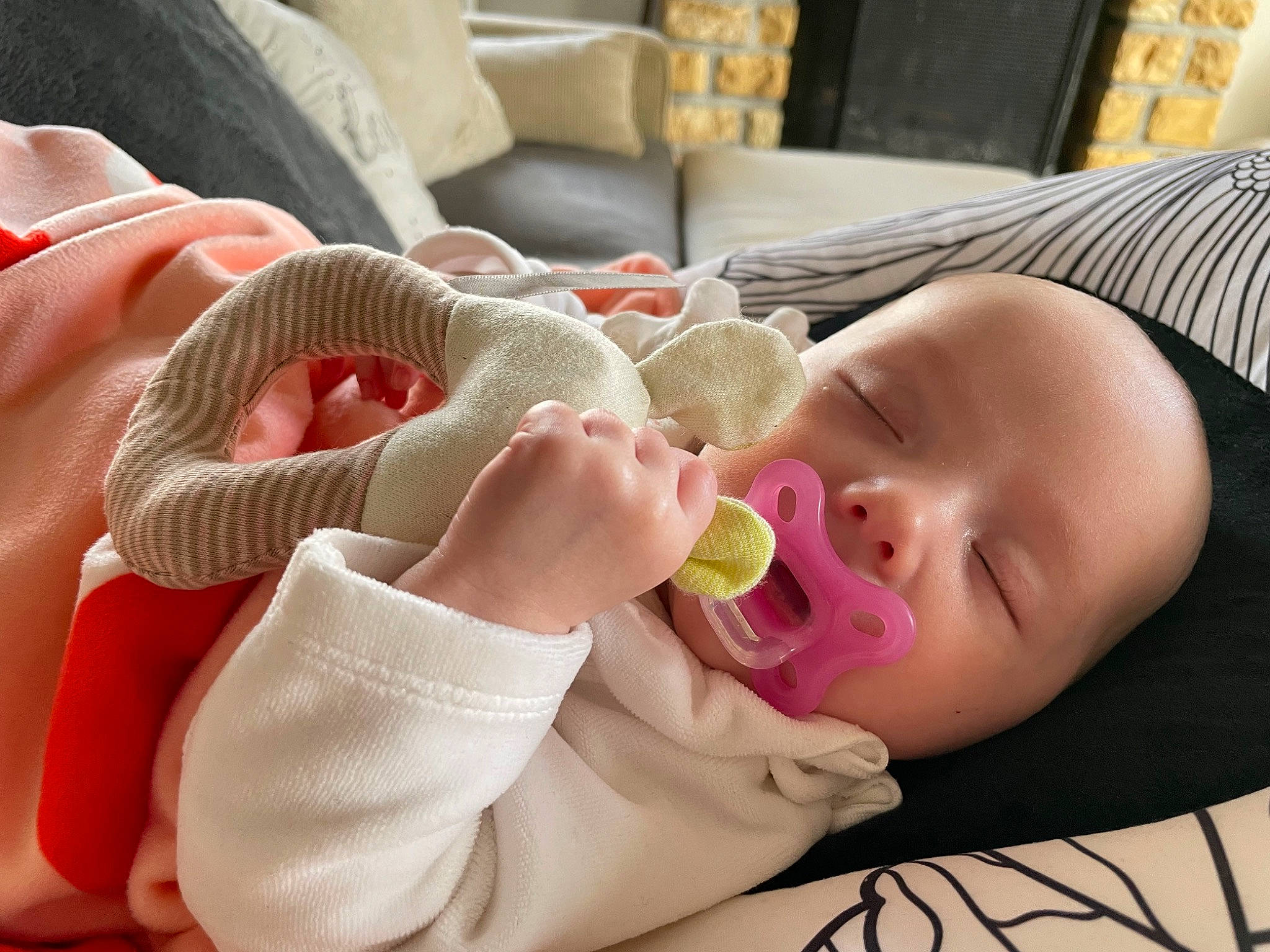 Lilou participe au concours pour gagner de l'argent avec cette photo : baby, baby_toddler_clothing, cheek, comfort, drinkware, ear, eye, eyebrow, eyelash, finger, gesture, hair, hand, head, lip, mouth, neck, nose, person, pink