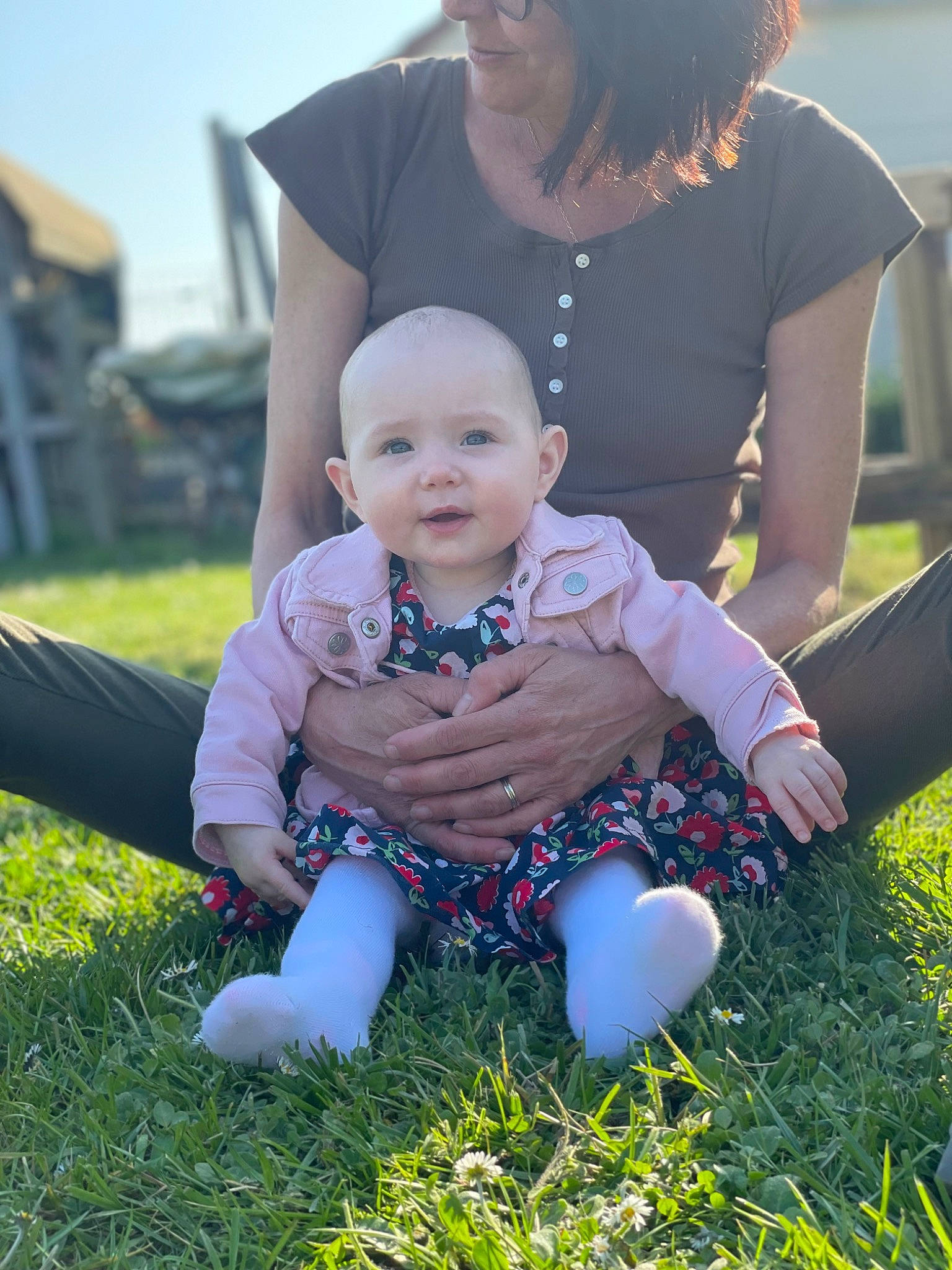 Lilou a rejoint le concours — aidez-le/la à gagner de superbes lots ! baby, baby_toddler_clothing, blue, child, eye, face, facial_expression, fun, grass, hairstyle, happy, leaf, leg, mammal, people, people_in_nature, person, recreation, smile, summer