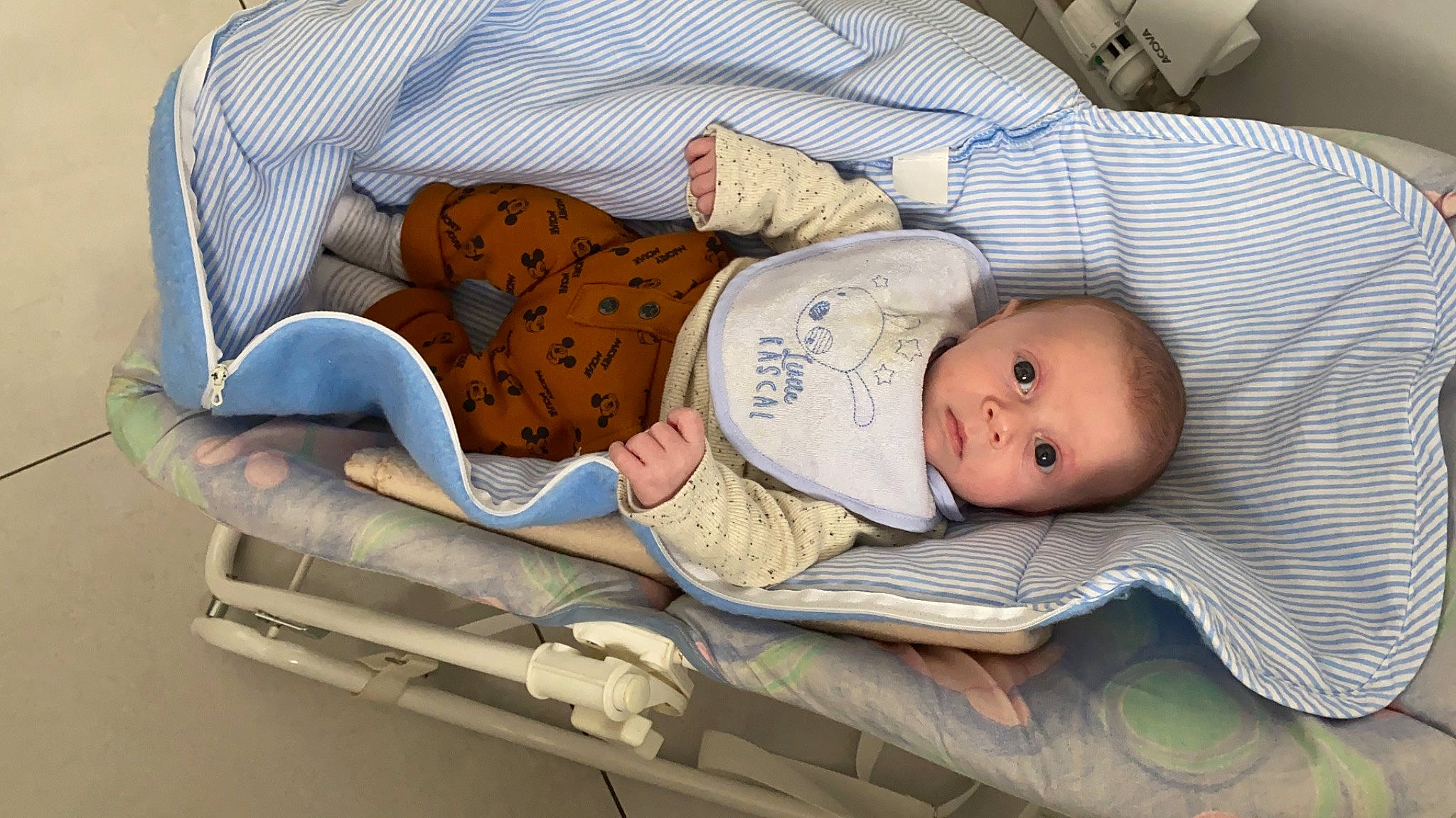 Jules a rejoint le concours — aidez-le/la à gagner de superbes lots ! baby, baby_products, baby_safety, baby_sleeping, baby_toddler_clothing, bedtime, child, comfort, health_care, human_body, human_leg, infant_bed, linens, nap, pattern, person, room, sitting, sleep, toddler