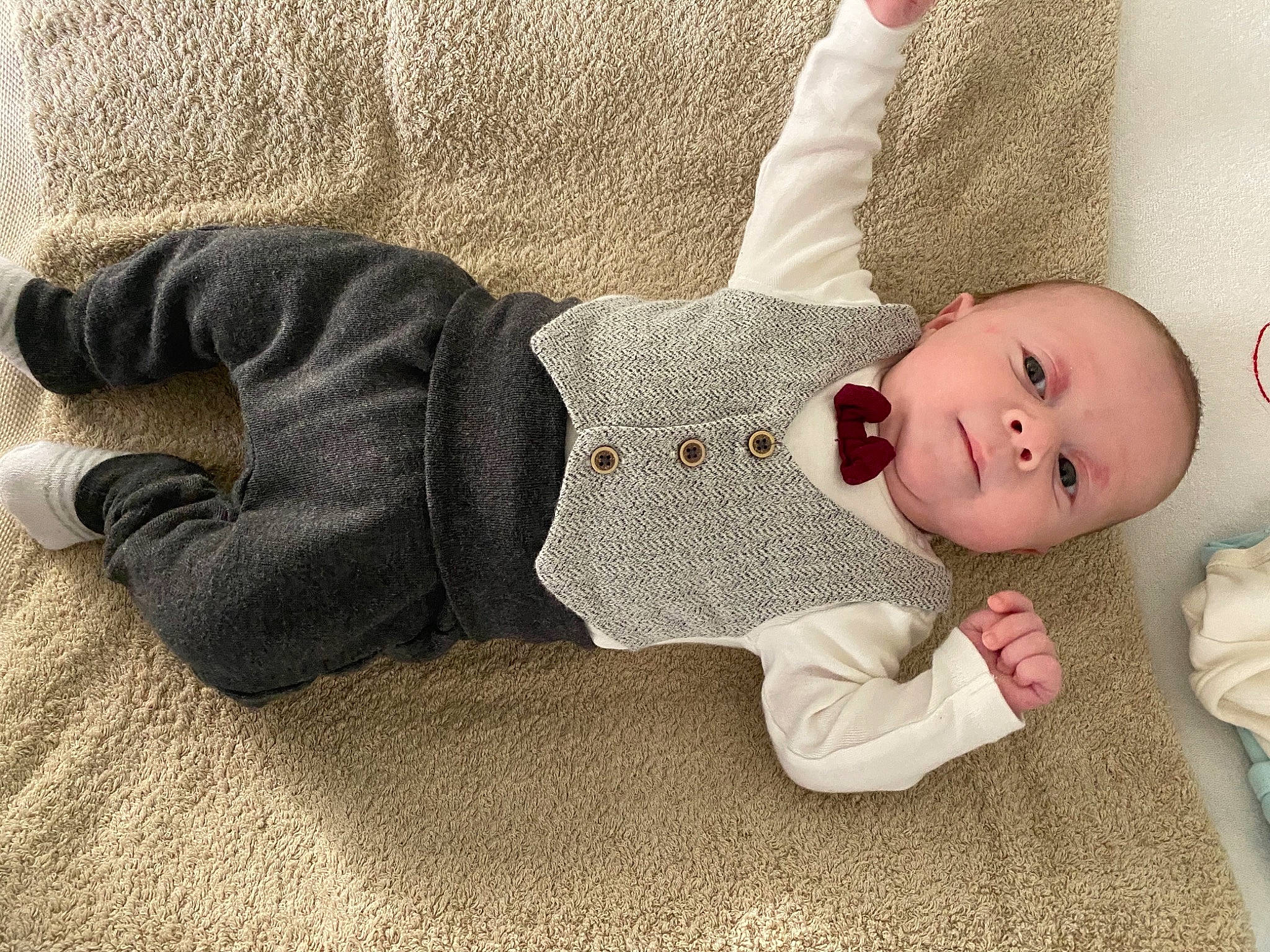 Jules a rejoint le concours — aidez-le/la à gagner de superbes lots ! arm, baby, baby_sleeping, baby_toddler_clothing, child, comfort, flooring, headgear, human_body, knee, leg, linens, mammal, pattern, person, skin, sleeve, sock, textile, toddler