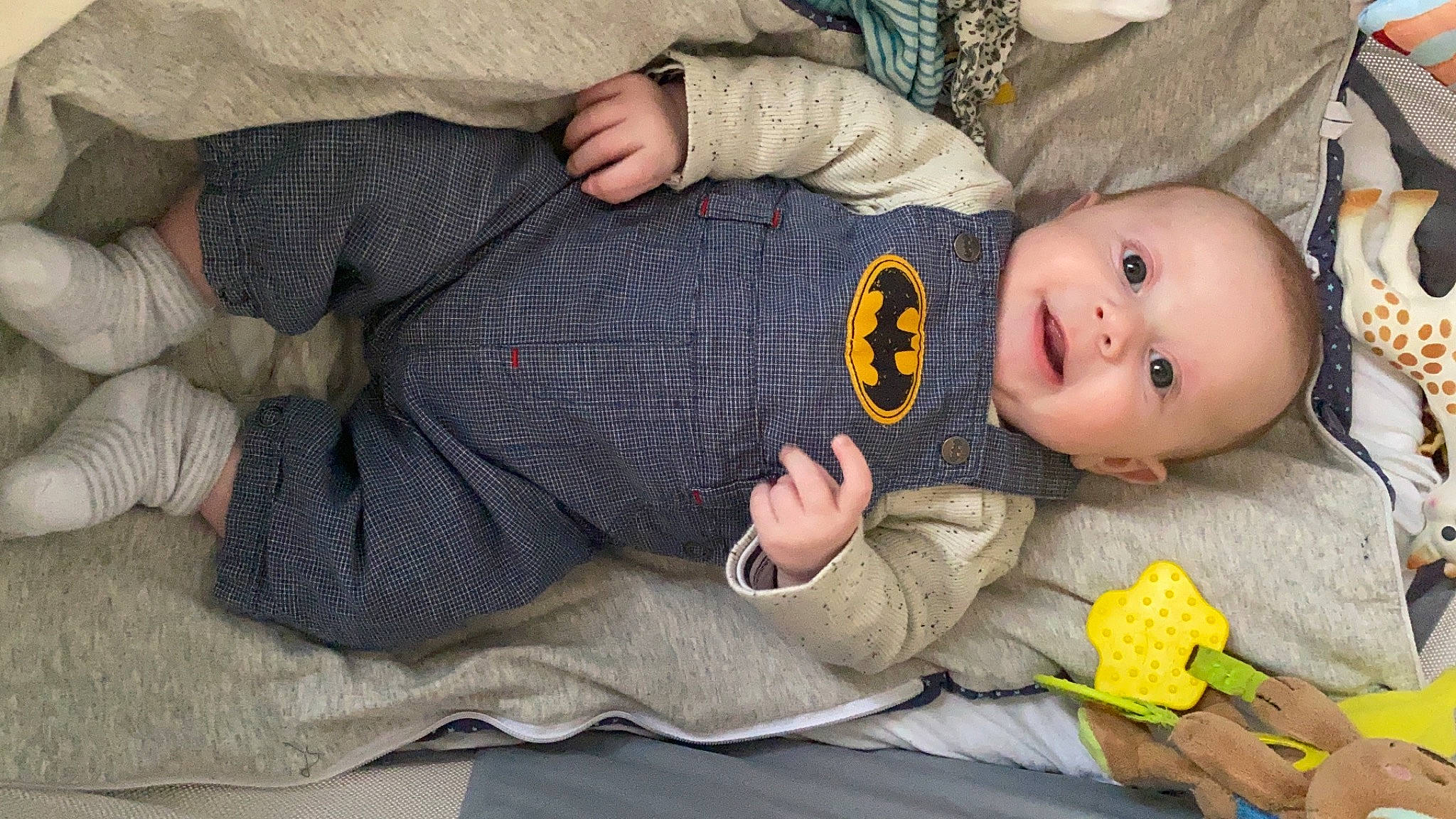 Jules a rejoint le concours — aidez-le/la à gagner de superbes lots ! baby, baby_products, baby_sleeping, baby_toddler_clothing, cheek, child, comfort, hand, linens, pattern, person, room, sitting, skin, sleep, sleeve, textile, toddler, tree, wood