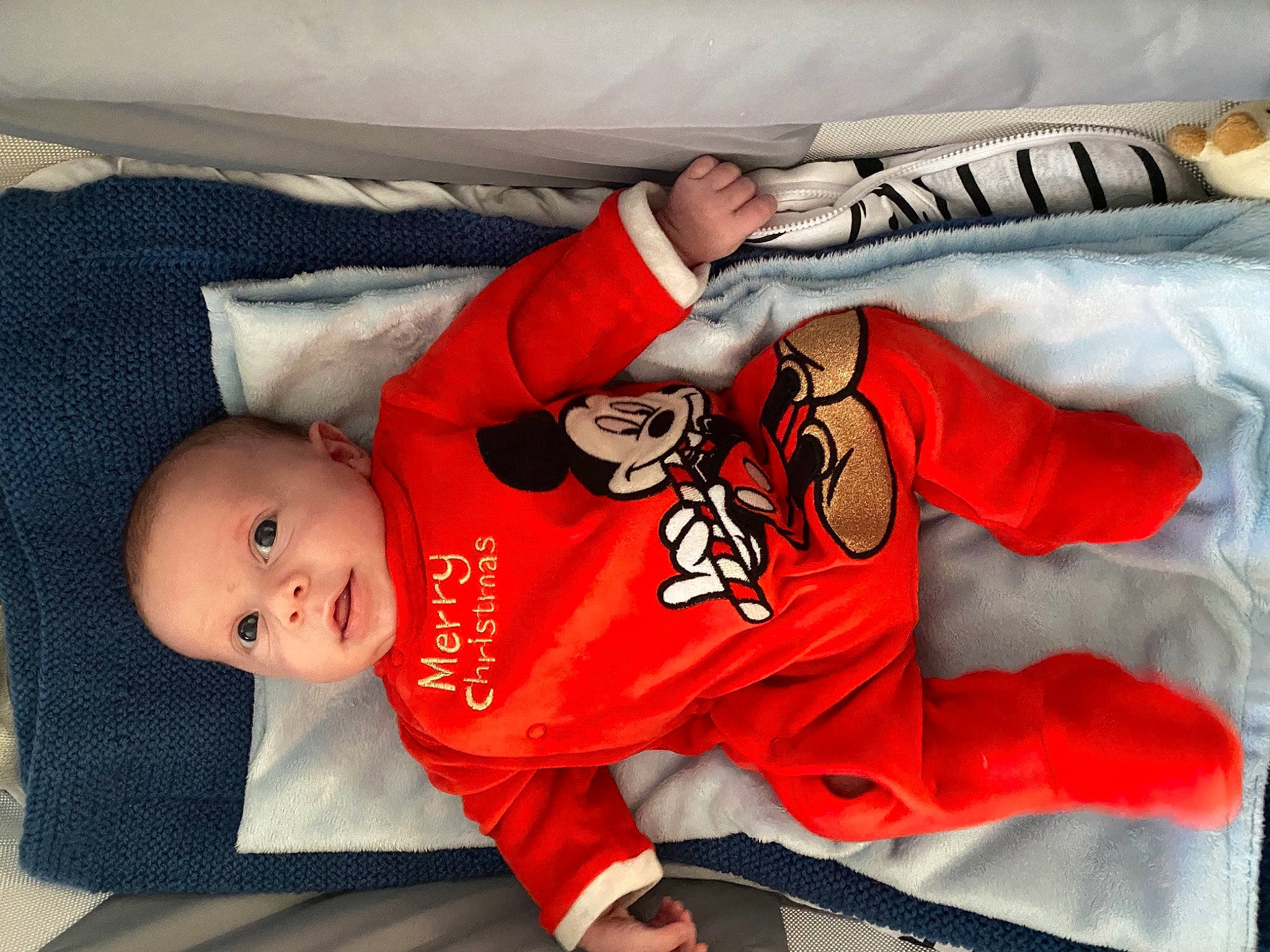 Jules a rejoint le concours — aidez-le/la à gagner de superbes lots ! baby, baby_products, baby_sleeping, baby_toddler_clothing, carmine, comfort, elbow, font, hat, jersey, linens, orange, pattern, person, room, sleeve, sportswear, t_shirt, textile, toddler