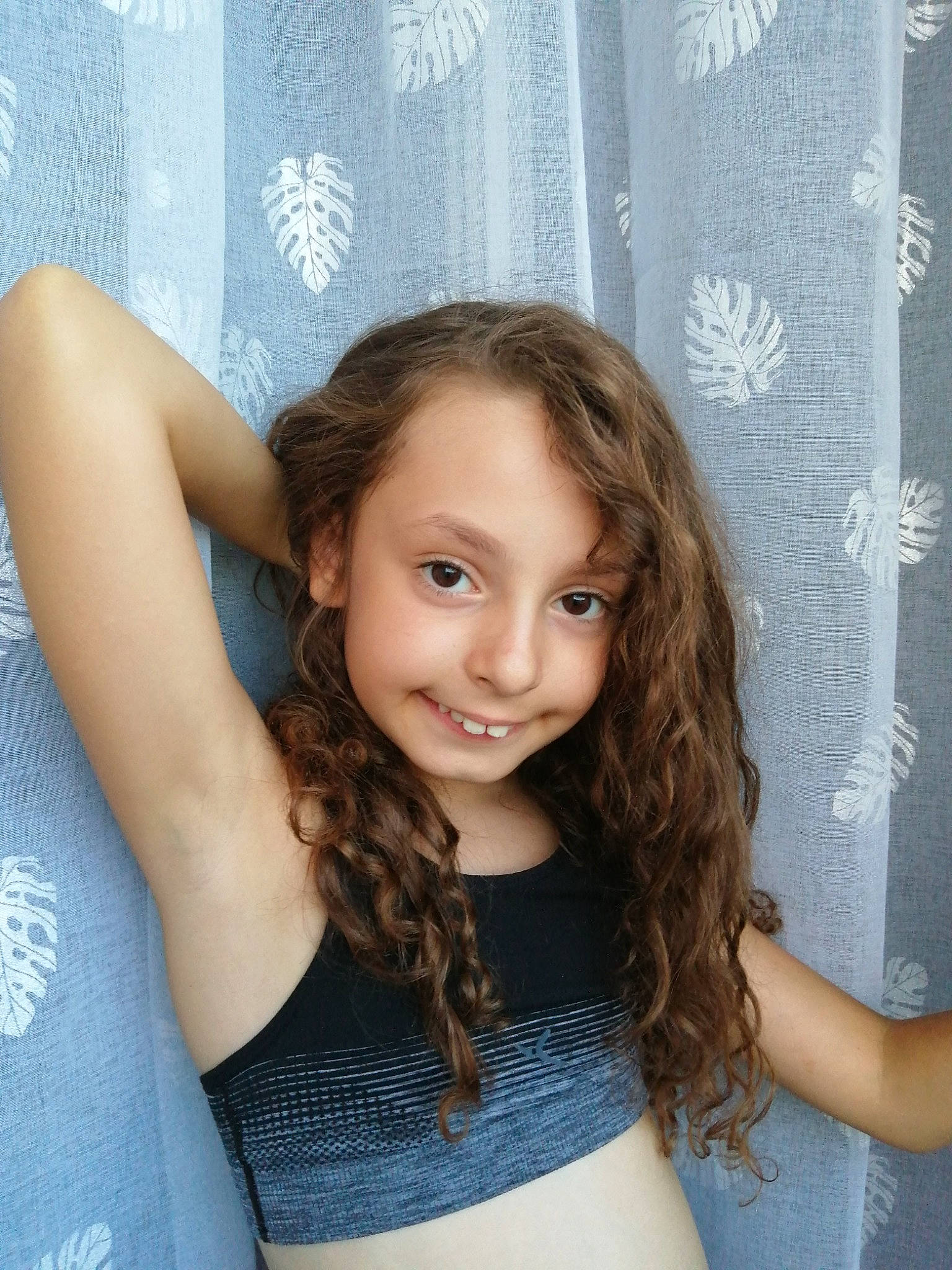 Bénédicte participe au concours pour gagner de l'argent avec cette photo : arm, azure, blue, eyebrow, eyelash, fashion, flash_photography, hair, hairstyle, happy, head, human_body, joint, joy, lip, neck, person, shoulder, skin, smile