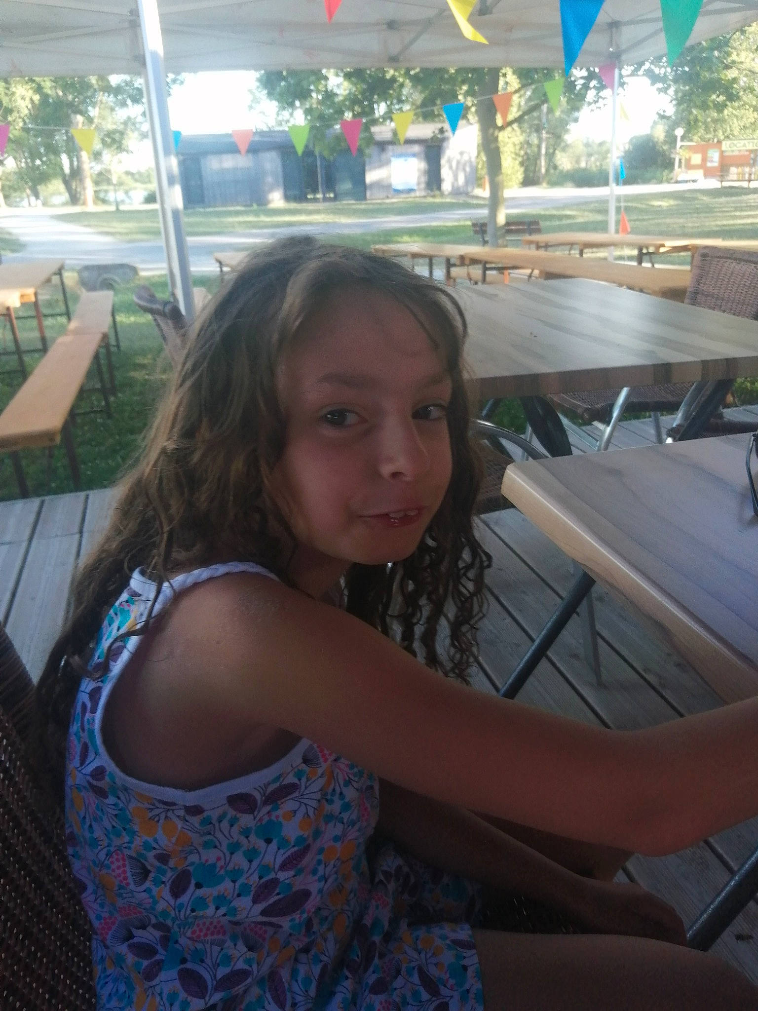 Ines participe au concours pour gagner de l'argent avec cette photo : black_hair, brown_hair, chair, cool, event, facial_expression, fun, grass, happy, leisure, light, long_hair, mouth, person, recreation, sitting, summer, table, thigh, travel