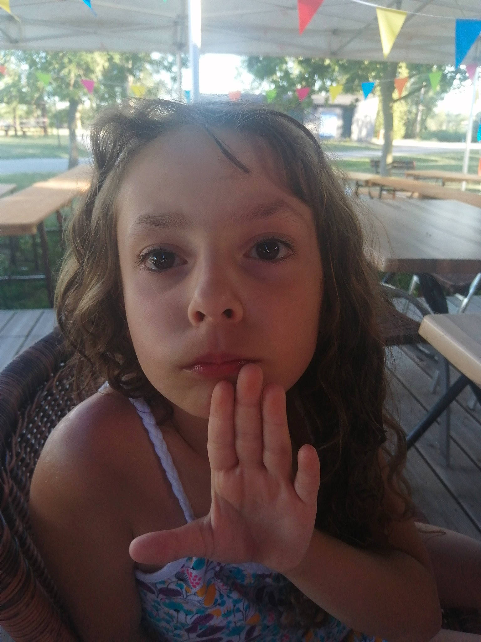 Ines participe au concours pour gagner de l'argent avec cette photo : arm, chair, chin, eye, eyebrow, eyelash, facial_expression, finger, forehead, gesture, hand, happy, jaw, joint, lip, mouth, muscle, neck, person, skin