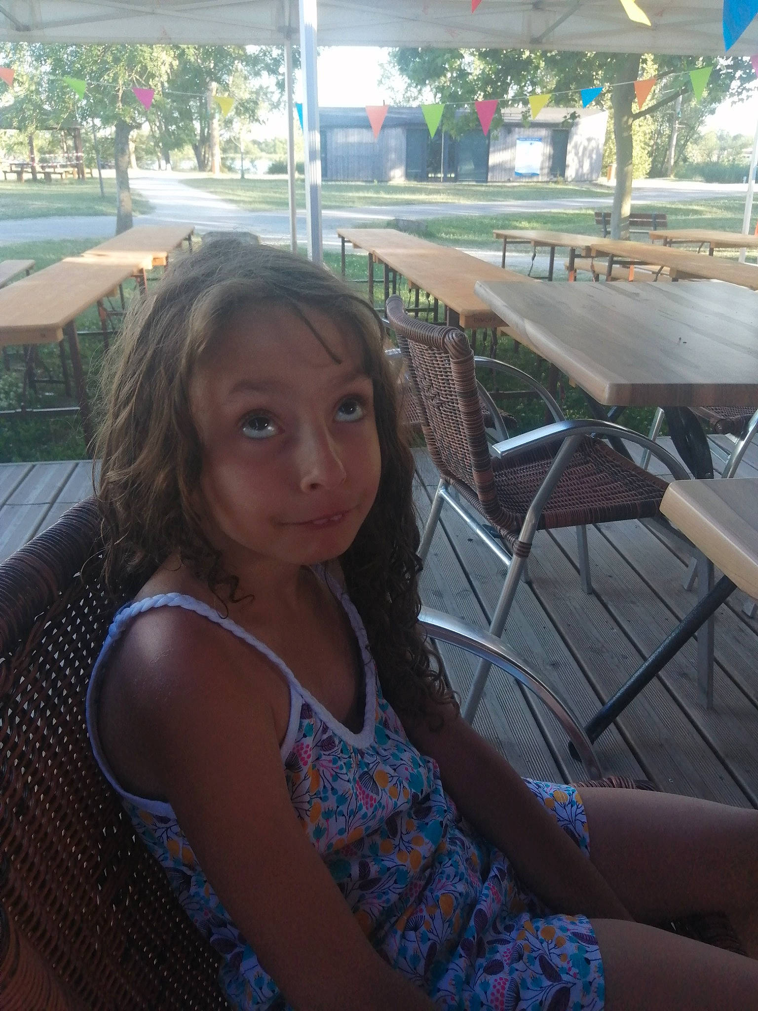 Ines participe au concours pour gagner de l'argent avec cette photo : black_hair, chair, electric_blue, eye, fun, grass, happy, human_leg, leisure, long_hair, person, recreation, sitting, summer, t_shirt, table, thigh, travel, tree, trunk