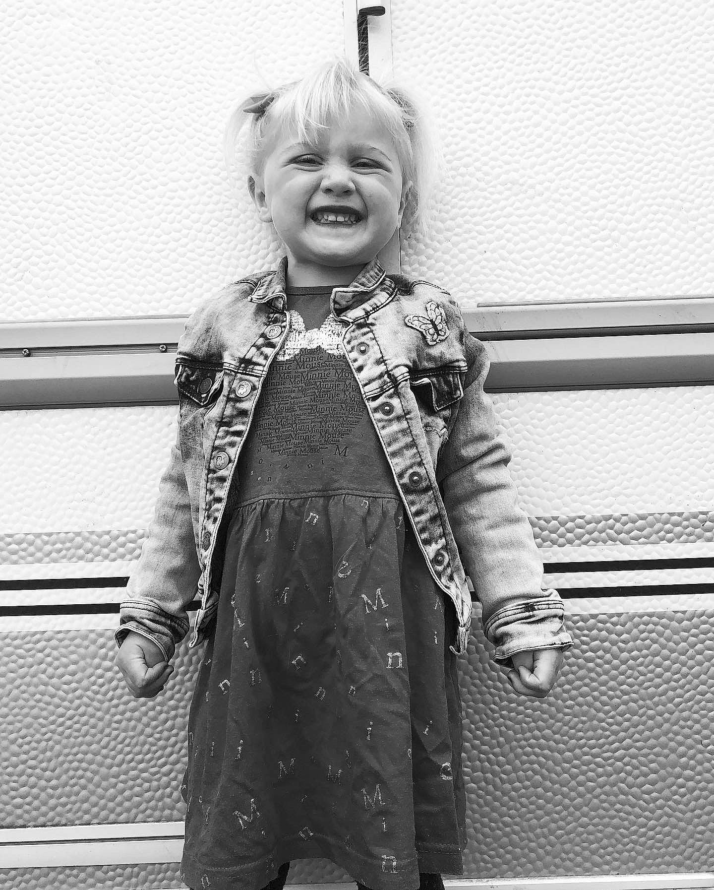 Kaëly participe au concours pour gagner de l'argent avec cette photo : black_and_white, blazer, denim, fashion_design, formal_wear, fun, happy, jacket, joy, monochrome, monochrome_photography, outerwear, pattern, people, person, sleeve, smile, snapshot, standing, style