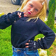 Kaëly participe au concours pour gagner de l'argent avec cette photo : child, girl, blonde_hair, fingerless_gloves, black_sweater, blue_jeans, outdoor, grass, car, posing, playful, pouting, hair_clips, nature, casual_clothing, young_person, fashion, confident, portrait, daylight