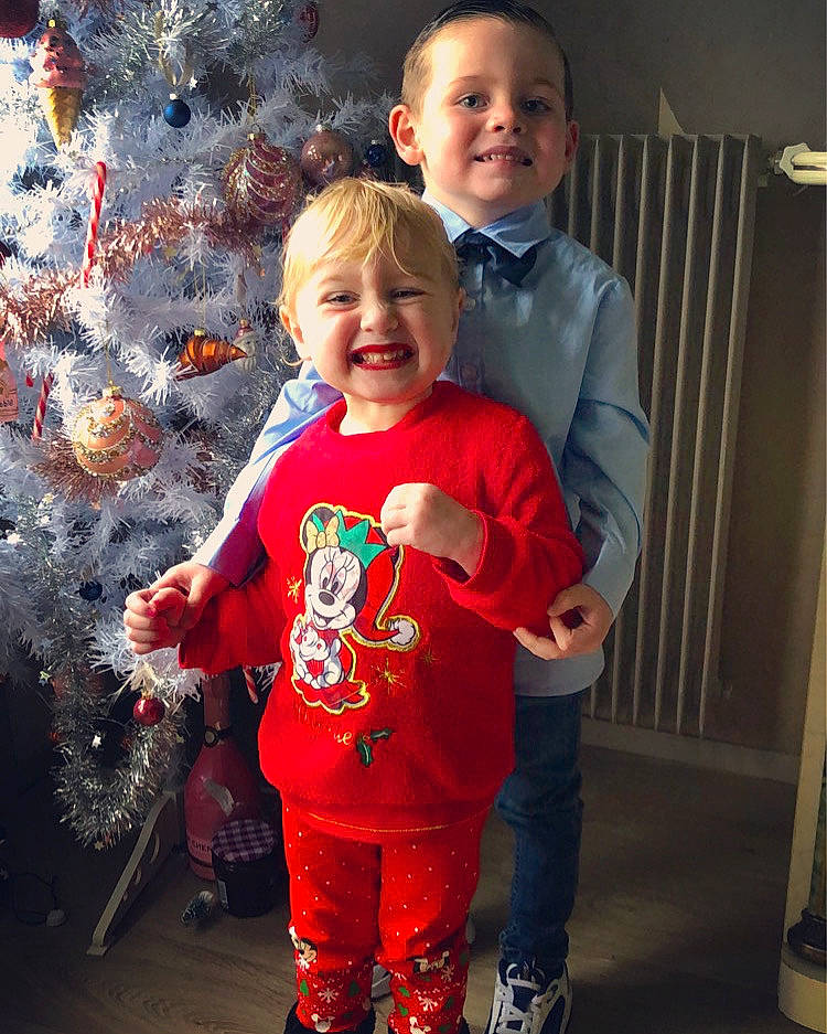 Dewis participe au concours pour gagner de l'argent avec cette photo : baby_toddler_clothing, child, christmas_ornament, christmas_tree, event, facial_expression, fun, hairstyle, happy, head, joy, leg, organ, people_in_nature, person, photograph, red, sleeve, smile, snapshot