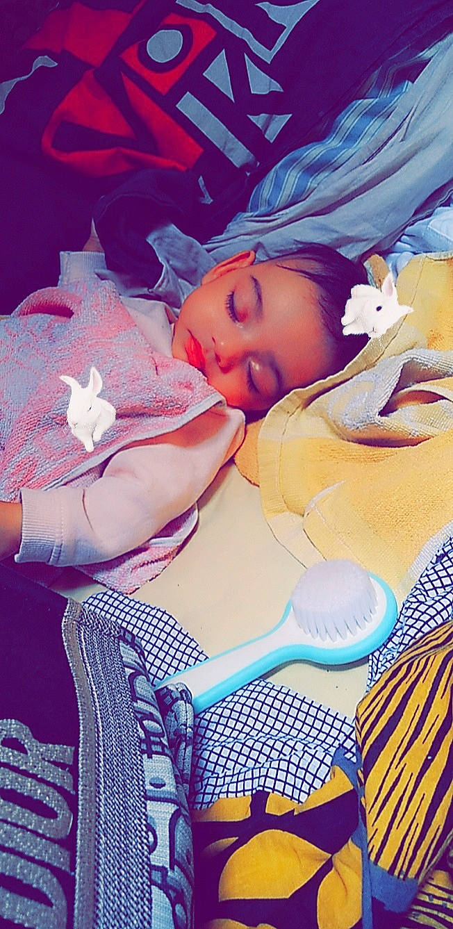 Sirine a rejoint le concours — aidez-le/la à gagner de superbes lots ! baby, baby_products, baby_sleeping, baby_toddler_clothing, bedtime, chest, child, comfort, eyelash, happy, human_body, linens, magenta, nap, pattern, person, pink, portrait_photography, purple, toddler