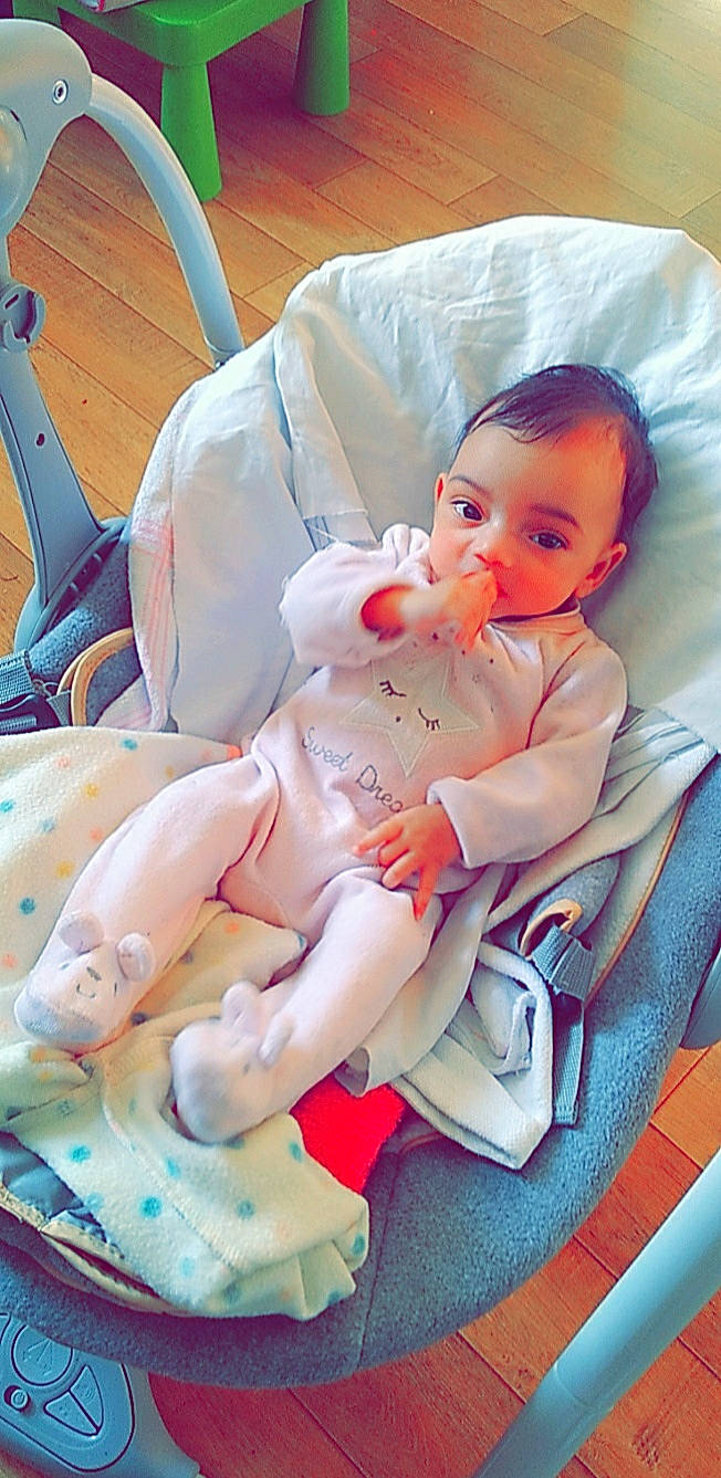 Sirine participe au concours pour gagner de l'argent avec cette photo : abdomen, arm, baby, baby_products, baby_safety, baby_sleeping, baby_toddler_clothing, cheek, comfort, finger, health_care, human_body, mammal, medical_procedure, mouth, person, service, skin, textile, thigh