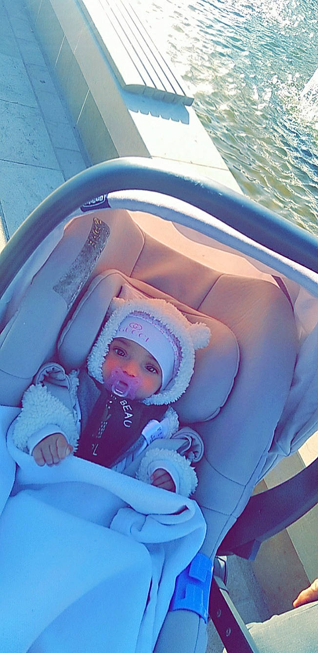 Sirine participe au concours pour gagner de l'argent avec cette photo : auto_part, baby, baby_carriage, baby_products, baby_toddler_clothing, boat, boats_and_boating_equipment_and_supplies, car_seat, child, comfort, electric_blue, fun, headwear, leisure, naval_architecture, person, product, recreation, toddler, vehicle_door