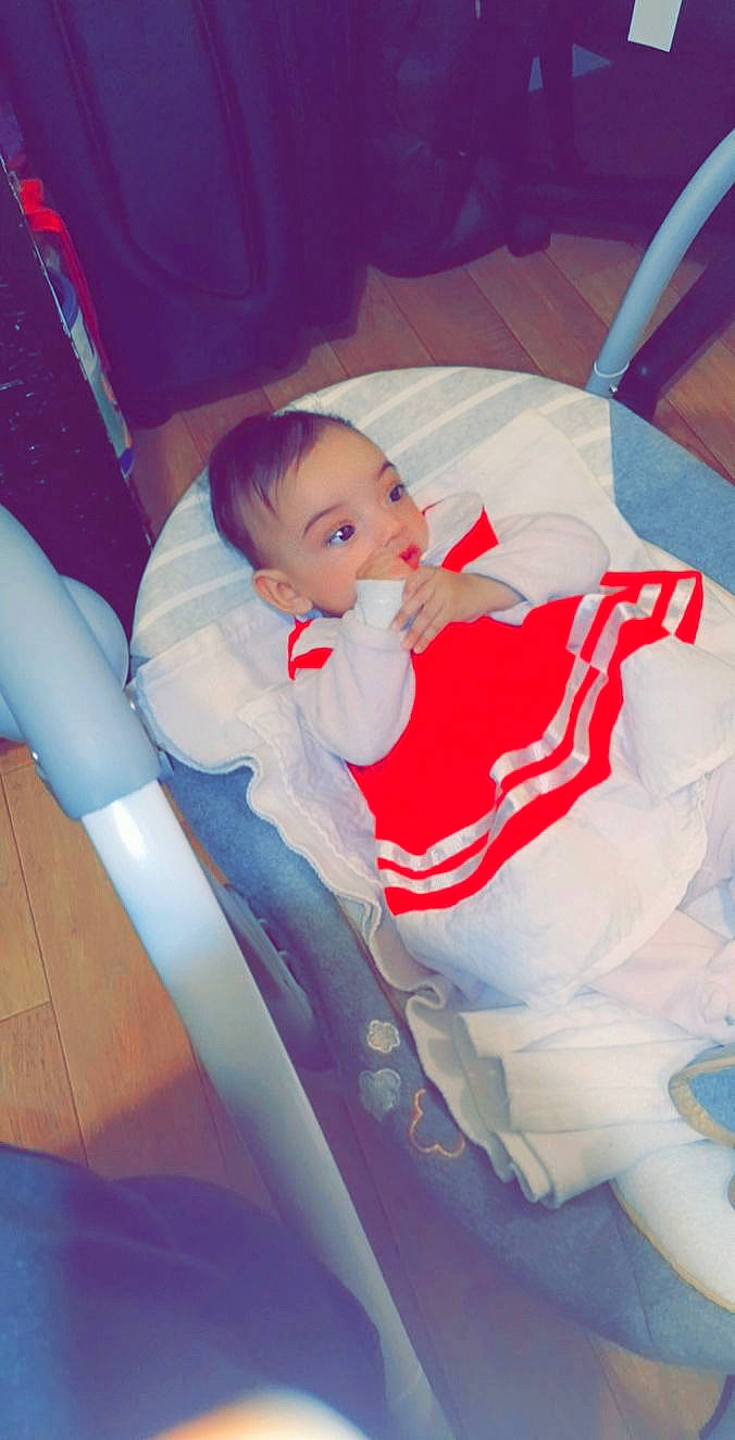 Sirine participe au concours pour gagner de l'argent avec cette photo : baby, baby_products, baby_toddler_clothing, carmine, chair, cheek, child, comfort, electric_blue, eye, finger, fun, happy, human_body, lap, leg, linens, mammal, person, sitting