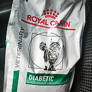 Kiara participe au concours pour gagner de l'argent avec cette photo : cat, cat_food, pet_food, veterinary, nutrition, diabetic, food_bag, packaging, brand, royal_canin, animal_illustration, illustration, printed_text, red, green, white, car_interior, car_seat, close_up, product_photo