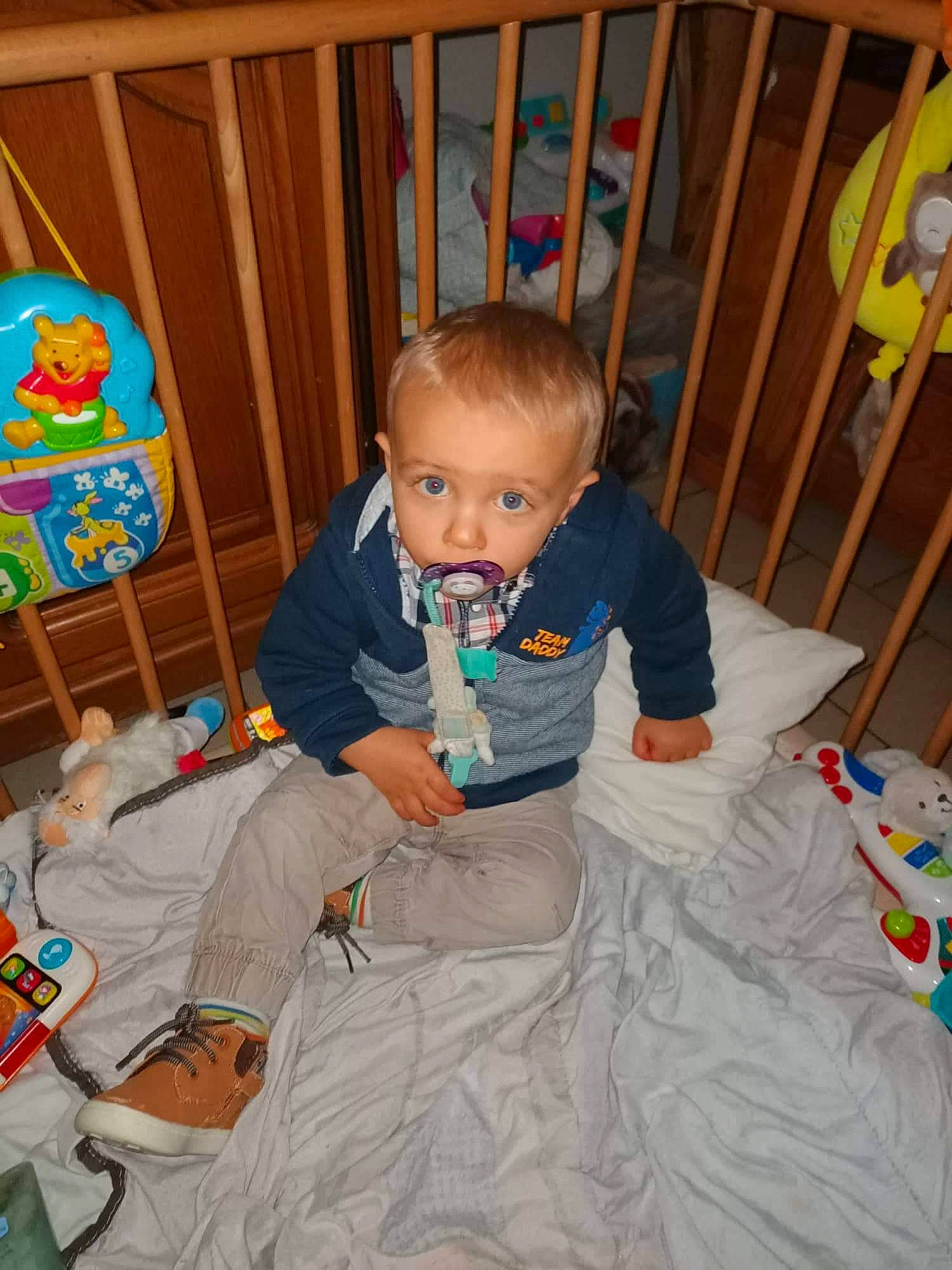 Enzo participe au concours pour gagner de l'argent avec cette photo : baby, baby_products, baby_safety, baby_toddler_clothing, baby_toys, child, infant_bed, linens, nightwear, nursery, opening_presents, overall, person, play, room, sock, stuffed_toy, toddler, toy