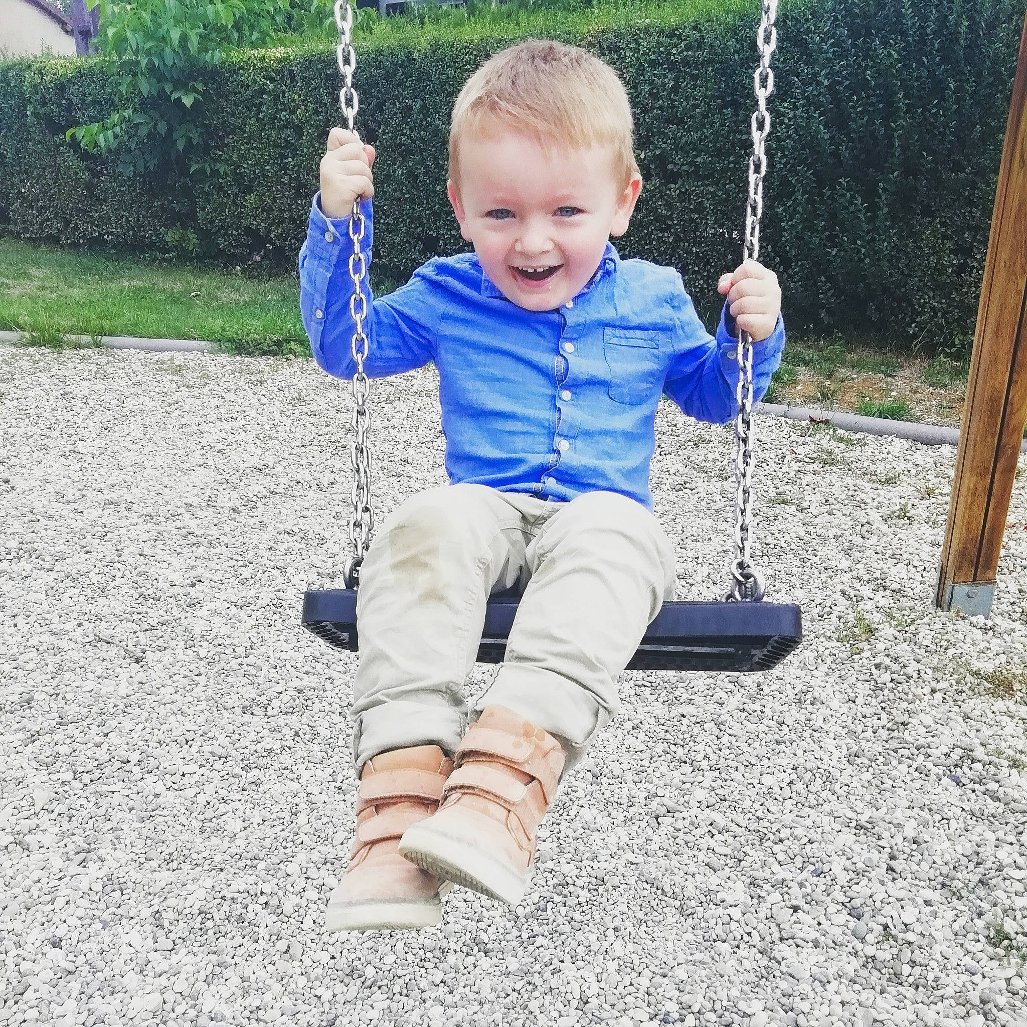 Kyliane participe au concours pour gagner de l'argent avec cette photo : child, fun, grass, jeans, joy, leisure, outdoor_play_equipment, person, play, playground, product, recreation, sitting, swing, toddler, vacation