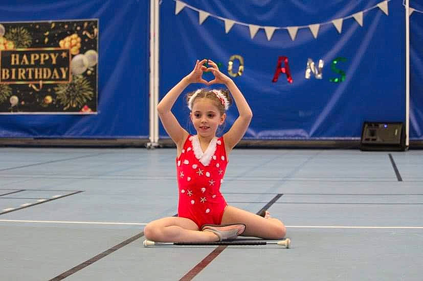 Cléa a rejoint le concours — aidez-le/la à gagner de superbes lots ! artist, artistic_gymnastics, balance, competition, competition_event, dance, dress, electric_blue, entertainment, event, flooring, fun, gymnastics, leotard, performing_arts, person, rhythmic_gymnastics, sports, sports_uniform, sportswear