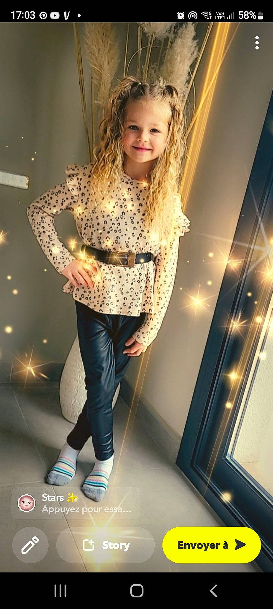 Shenssy a rejoint le concours — aidez-le/la à gagner de superbes lots ! cool, denim, electric_blue, fashion, fashion_design, flash_photography, hairstyle, human_leg, joint, joy, knee, leg, light, outerwear, person, shoe, sleeve, smile, sportswear, standing