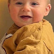 Nino participe au concours pour gagner de l'argent avec cette photo : baby, child, smile, portrait, face, cheeks, eyes, hair, mustard_jacket, clothing, indoor, lamp, happy, cute, toddler, close_up, candid, skin, infant, sitting