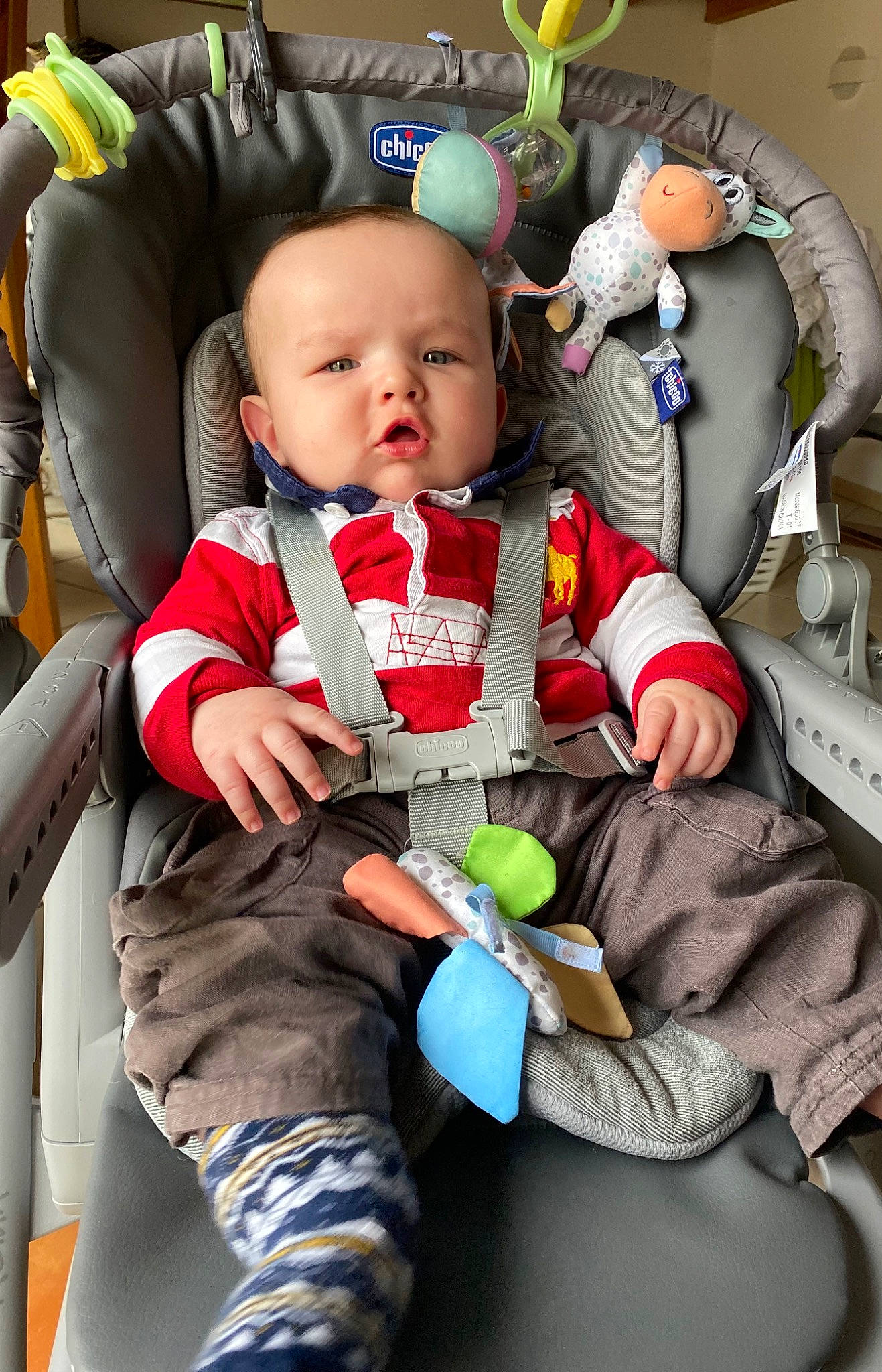 Leopold a rejoint le concours — aidez-le/la à gagner de superbes lots ! baby, baby_carriage, baby_products, baby_toddler_clothing, cheek, child, comfort, face, green, happy, head, lap, people, person, product, sitting, skin, snapshot, textile, toddler