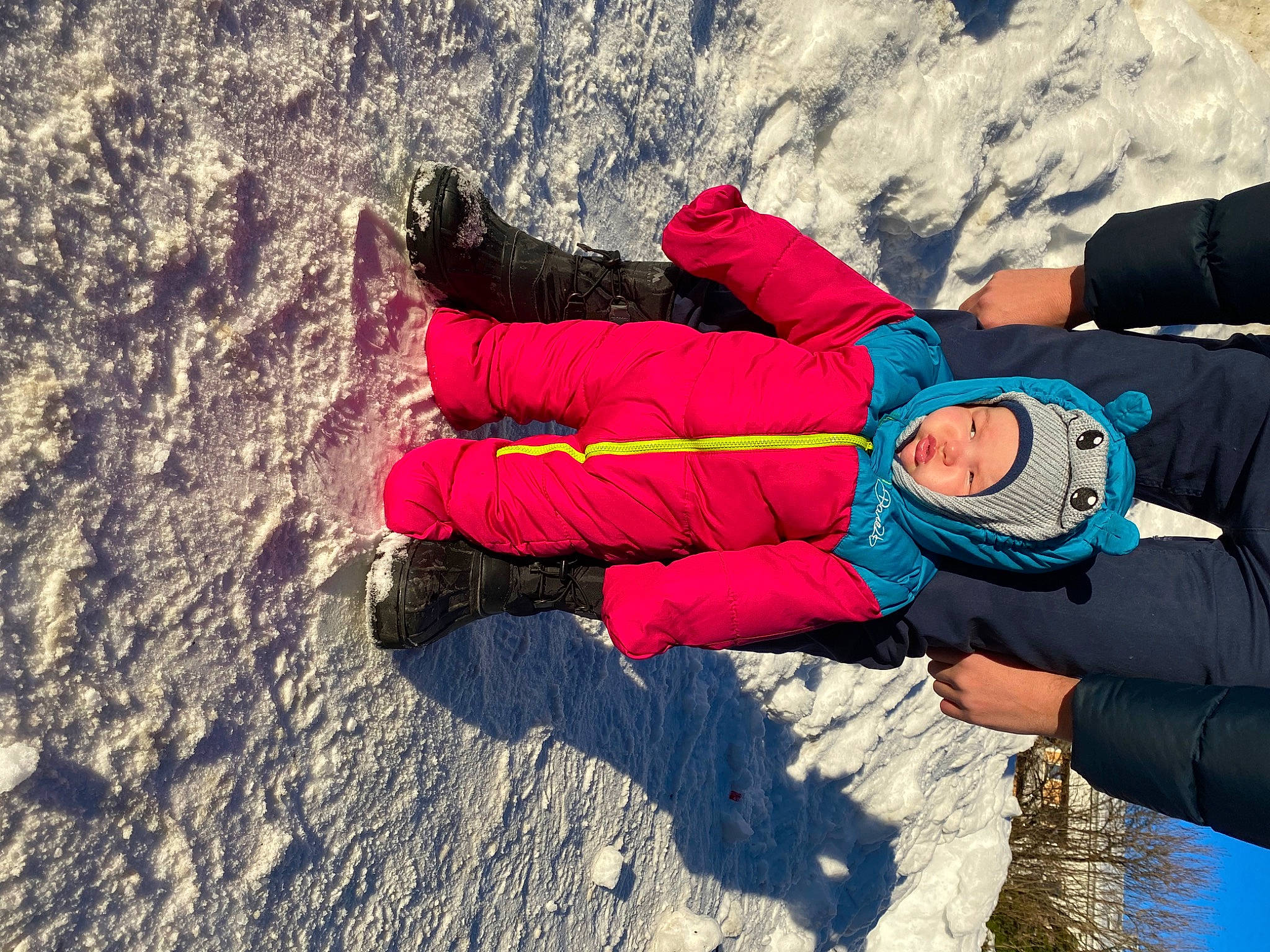 Leopold a rejoint le concours — aidez-le/la à gagner de superbes lots ! adventure, child, electric_blue, freezing, fun, geological_phenomenon, glove, happy, headwear, ice_cap, jacket, leg, leisure, outdoor_recreation, people_in_nature, person, recreation, slope, smile, toddler