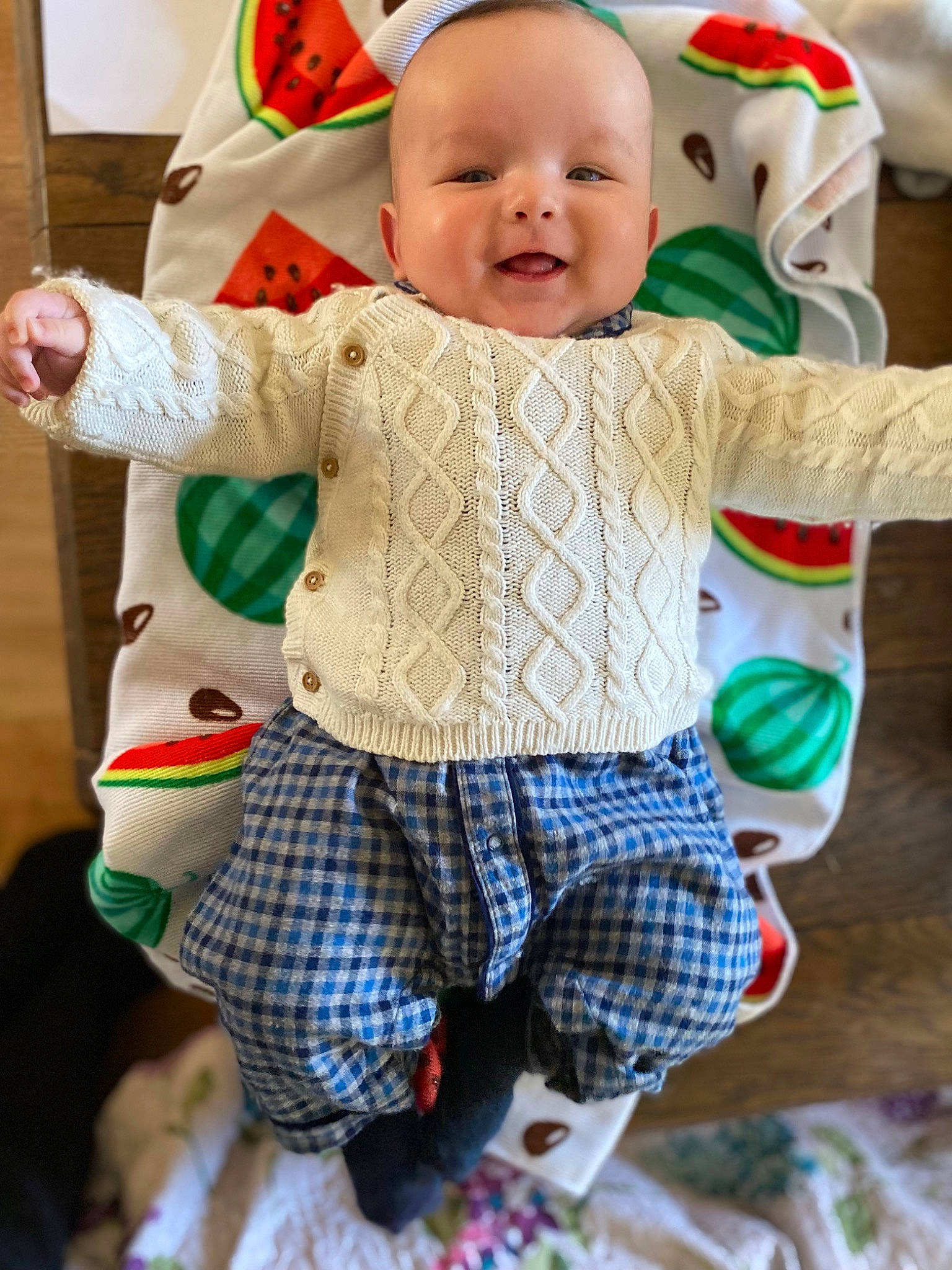 Leopold participe au concours pour gagner de l'argent avec cette photo : baby, baby_toddler_clothing, cheek, child, creative_arts, face, green, happy, head, outerwear, pattern, person, red, room, sleeve, smile, textile, toddler, toy, white