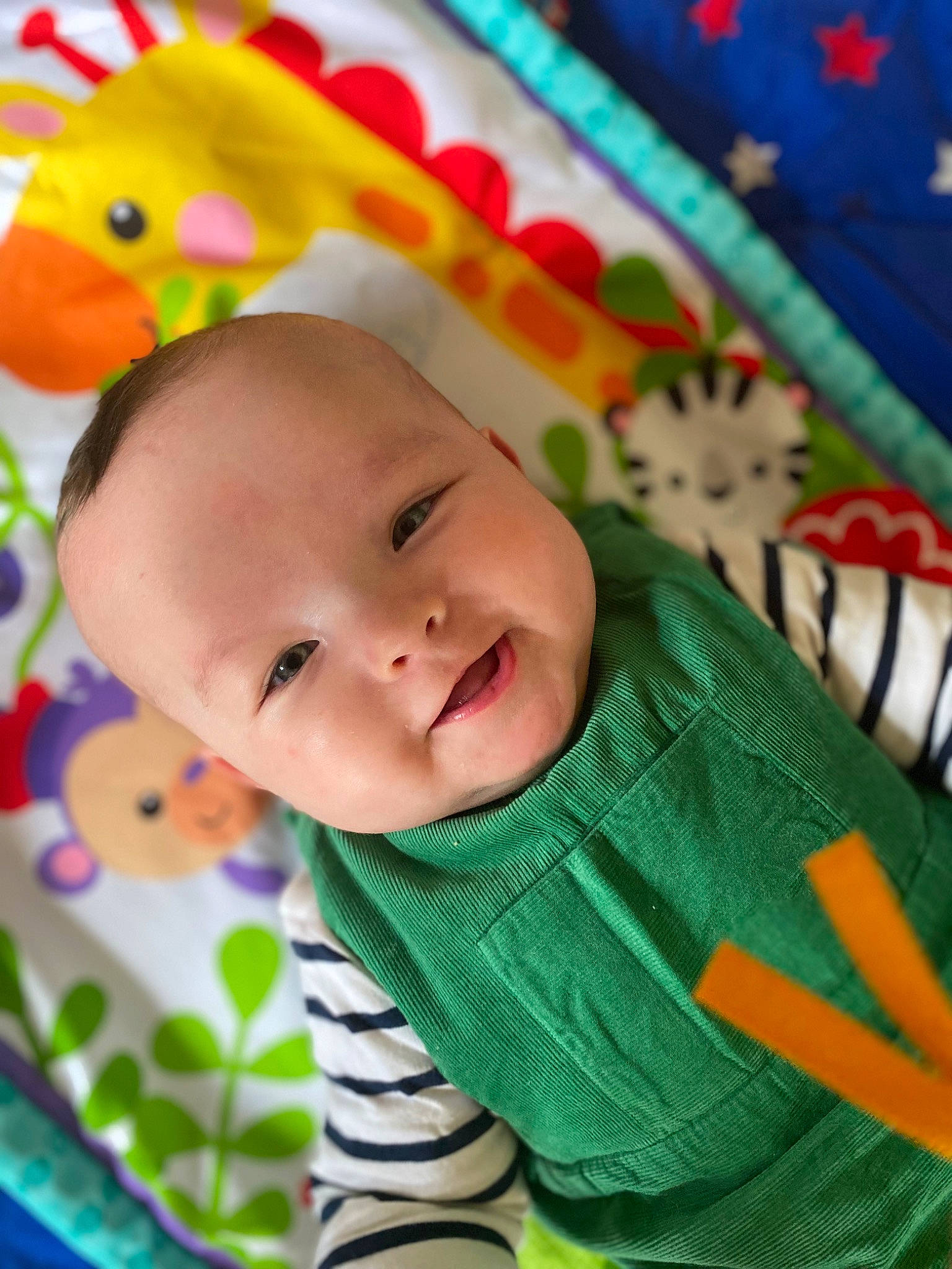 Leopold a rejoint le concours — aidez-le/la à gagner de superbes lots ! baby, baby_products, baby_toddler_clothing, cheek, child, eye, face, facial_expression, fun, grass, happy, head, iris, joy, linens, nose, pattern, person, skin, sleeve