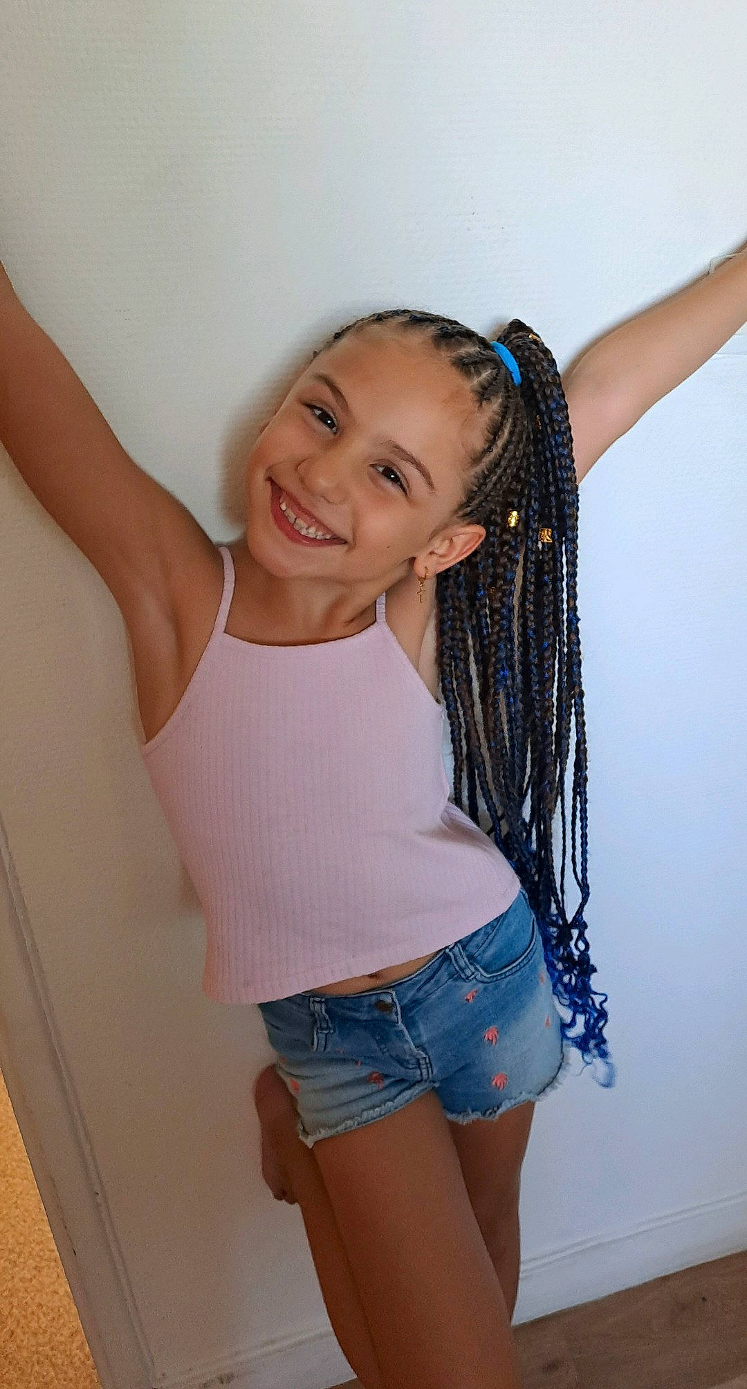 Maya a rejoint le concours — aidez-le/la à gagner de superbes lots ! arm, flash_photography, gesture, hairstyle, happy, jean_short, joint, joy, leg, muscle, neck, organ, person, shorts, shoulder, skin, sleeve, smile, standing, textile