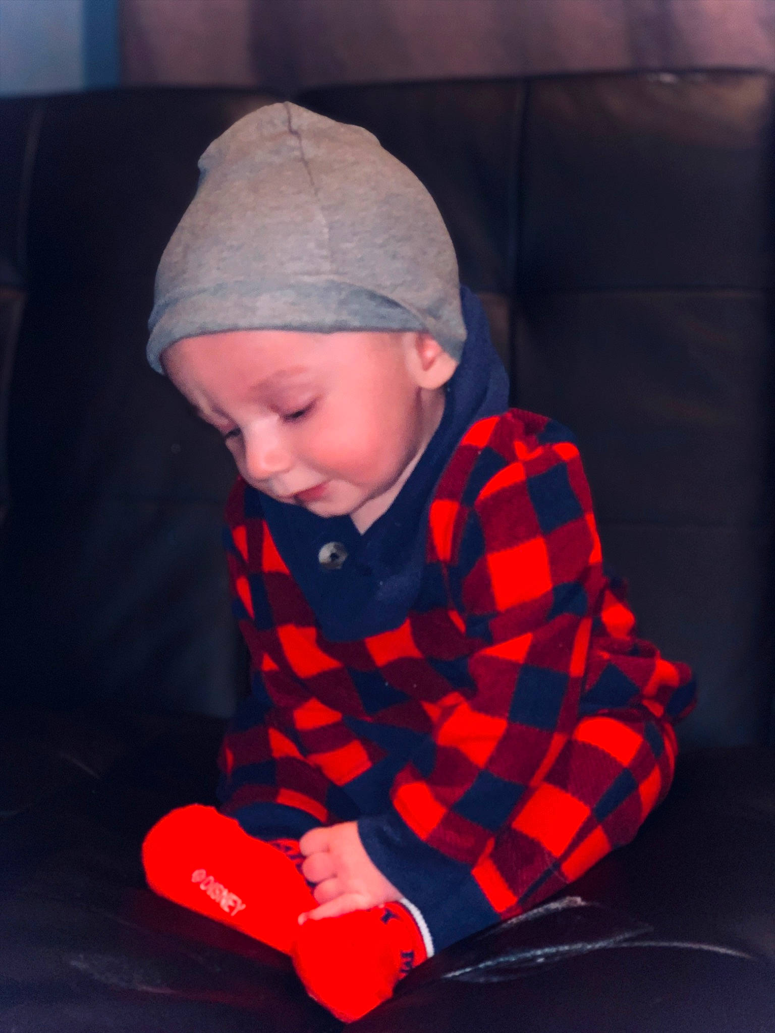 Kanon is registered to the contest to win money with this photo: arm, automotive_lighting, baby, baseball_cap, cap, carmine, elbow, electric_blue, flash_photography, flooring, hand, headwear, jacket, orange, outerwear, pattern, person, plaid, sleeve, toddler