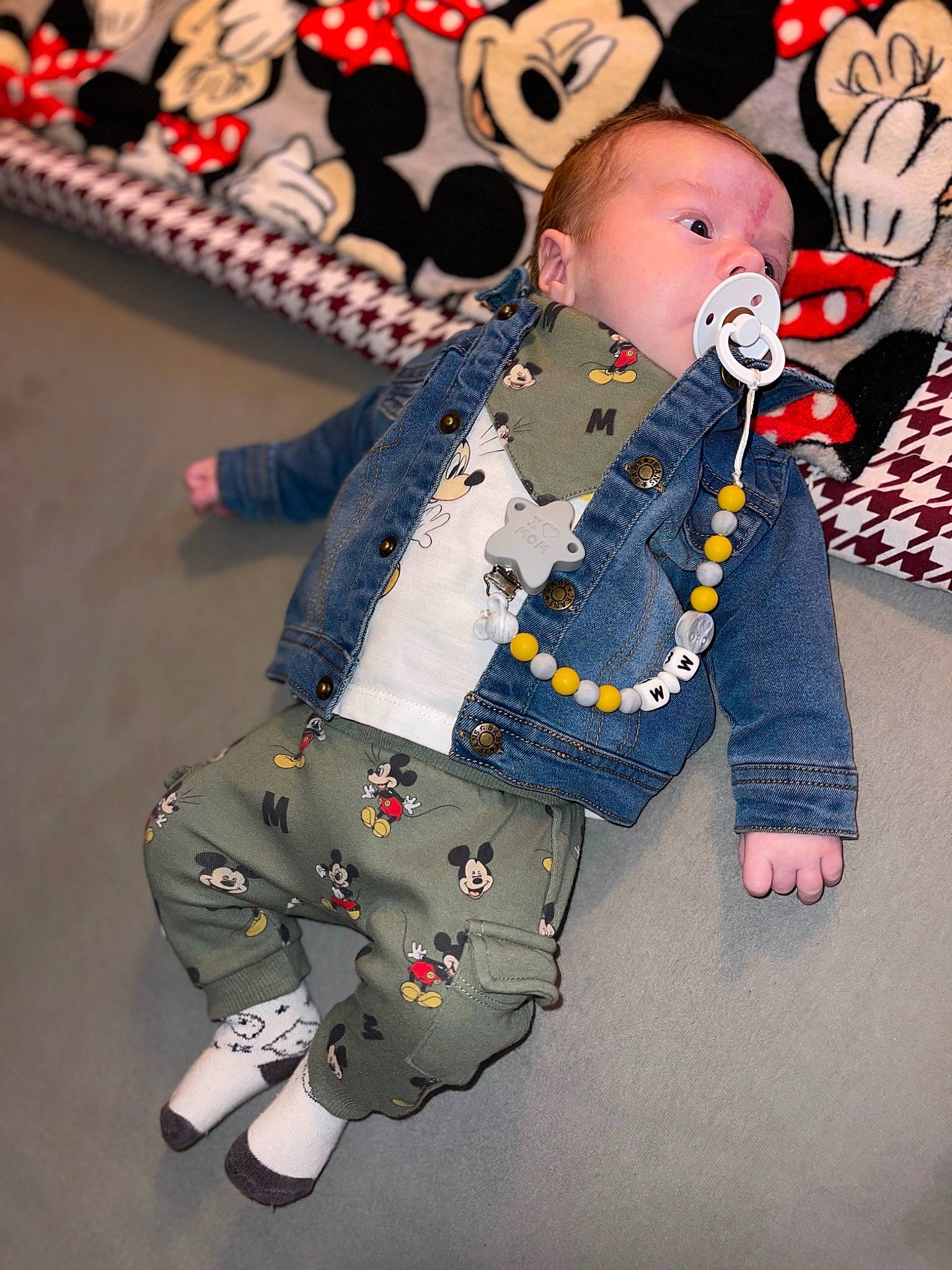 Maylonn participe au concours pour gagner de l'argent avec cette photo : baby, baby_toddler_clothing, blazer, carmine, child, collar, costume, entertainment, event, fashion_design, flooring, fun, fur, happy, pattern, person, sleeve, sportswear, street_fashion, suit