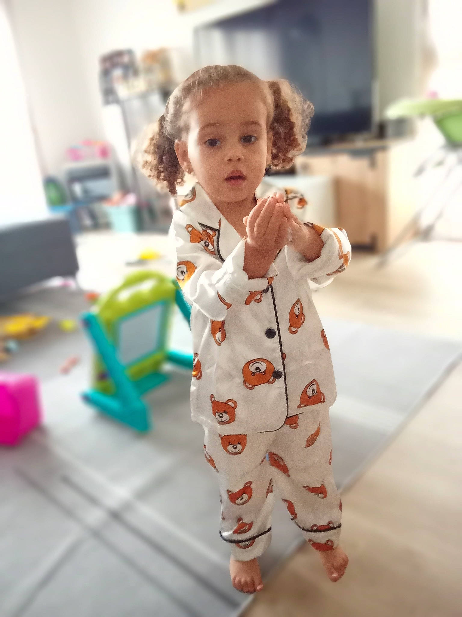 Sofia participe au concours pour gagner de l'argent avec cette photo : baby, baby_toddler_clothing, child, collar, face, floor, flooring, fun, happy, head, houseplant, one_piece_garment, pattern, person, picture_frame, plant, room, skin, sleeve, surprise