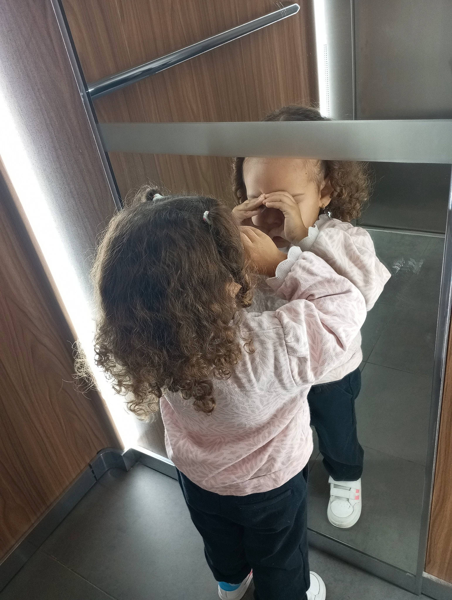 Sofia a rejoint le concours — aidez-le/la à gagner de superbes lots ! back, ceiling, child, comfort, daylighting, elbow, flooring, fun, gesture, human_leg, knee, leisure, person, room, shorts, sleeve, standing, t_shirt, toddler, window