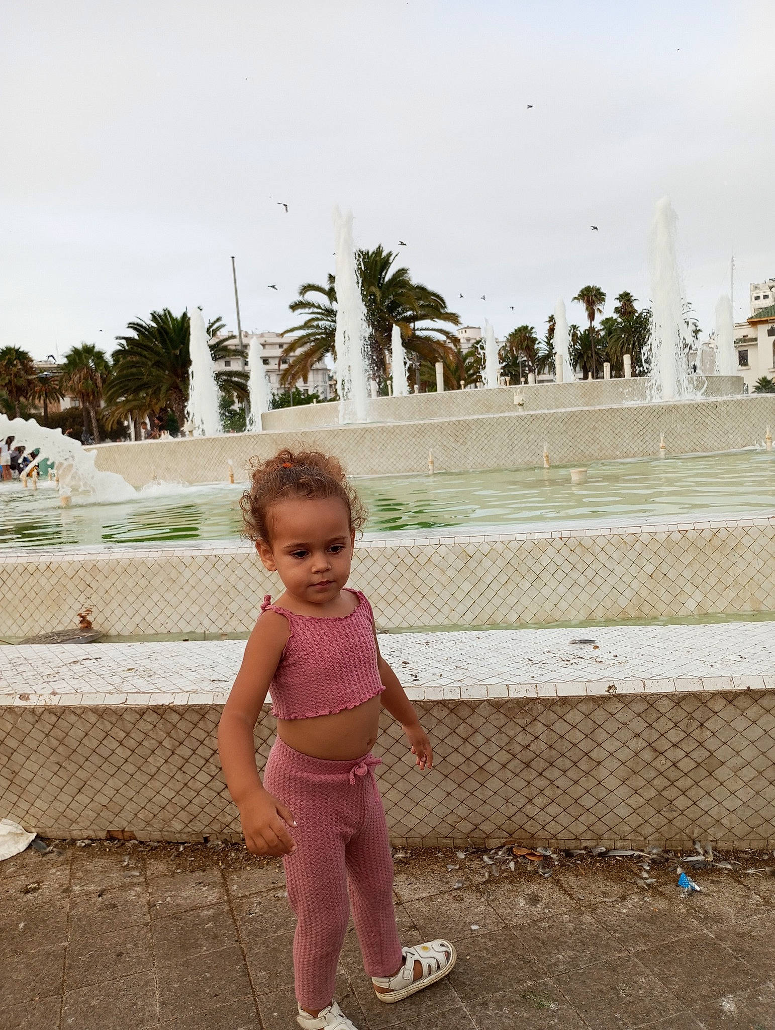 Sofia participe au concours pour gagner de l'argent avec cette photo : baby, child, city, fountain, fun, grass, happy, landscape, leisure, people_in_nature, person, plant, recreation, sky, standing, toddler, tourism, travel, tree, vacation
