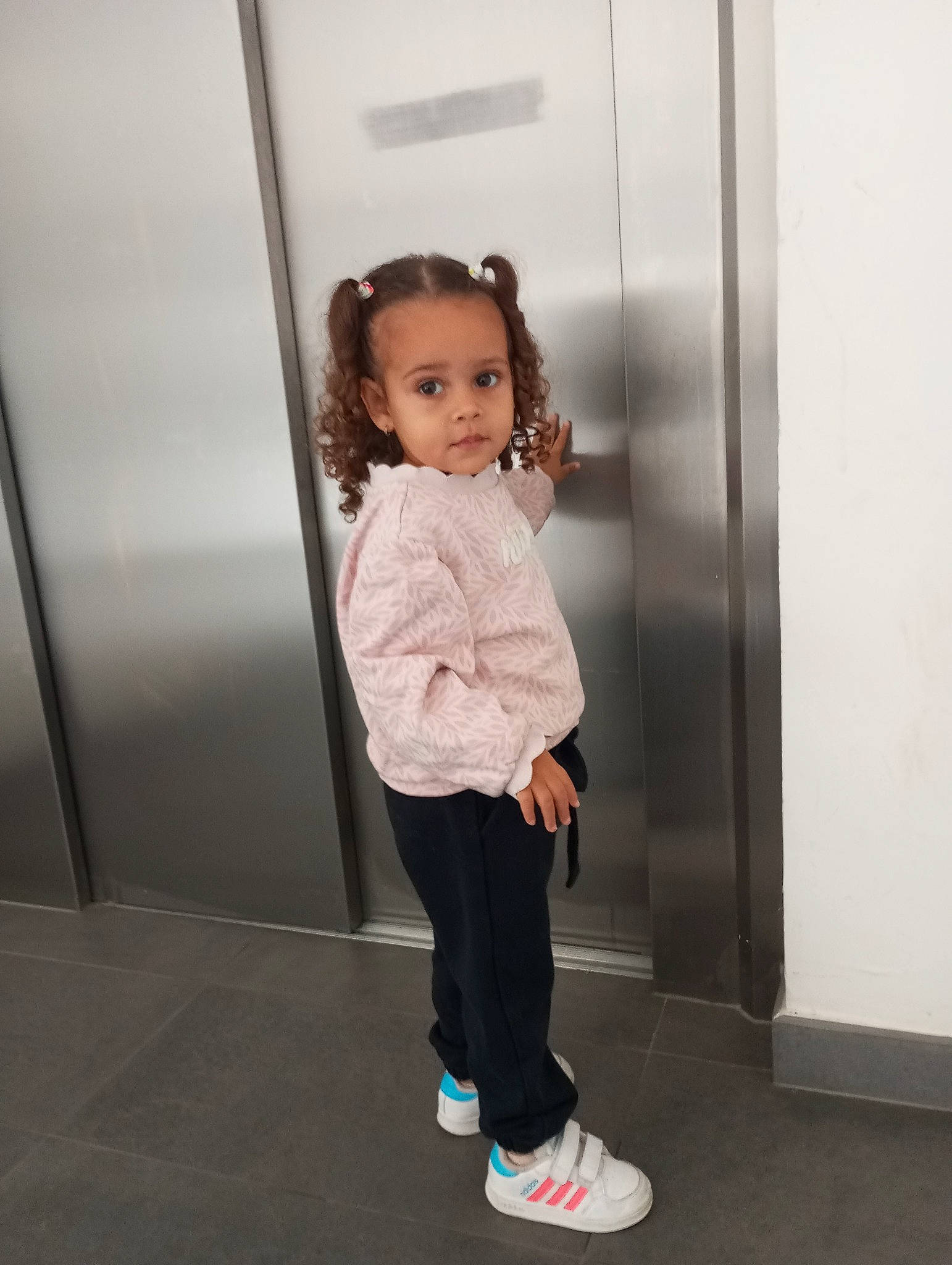 Sofia participe au concours pour gagner de l'argent avec cette photo : baby_toddler_clothing, child, child_model, door, fashion_design, flooring, human_leg, knee, magenta, pattern, person, room, sitting, sleeve, toddler, waist, wood