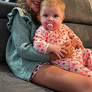 Alyssa participe au concours pour gagner de l'argent avec cette photo : child, baby, sibling, couch, indoor, smiling, pacifier, glasses, sweater, long_hair, short_hair, holding, happy, cute, portrait, family, seated, cozy, home, playful