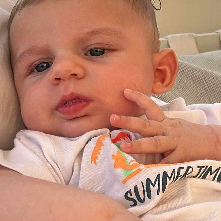 Gabriel a rejoint le concours — aidez-le/la à gagner de superbes lots ! architecture, baby, bodypart, building, clothing, couch, cushion, face, finger, furniture, hand, head, homedecor, hospital, newborn, person, photography, portrait, quilt, t_shirt