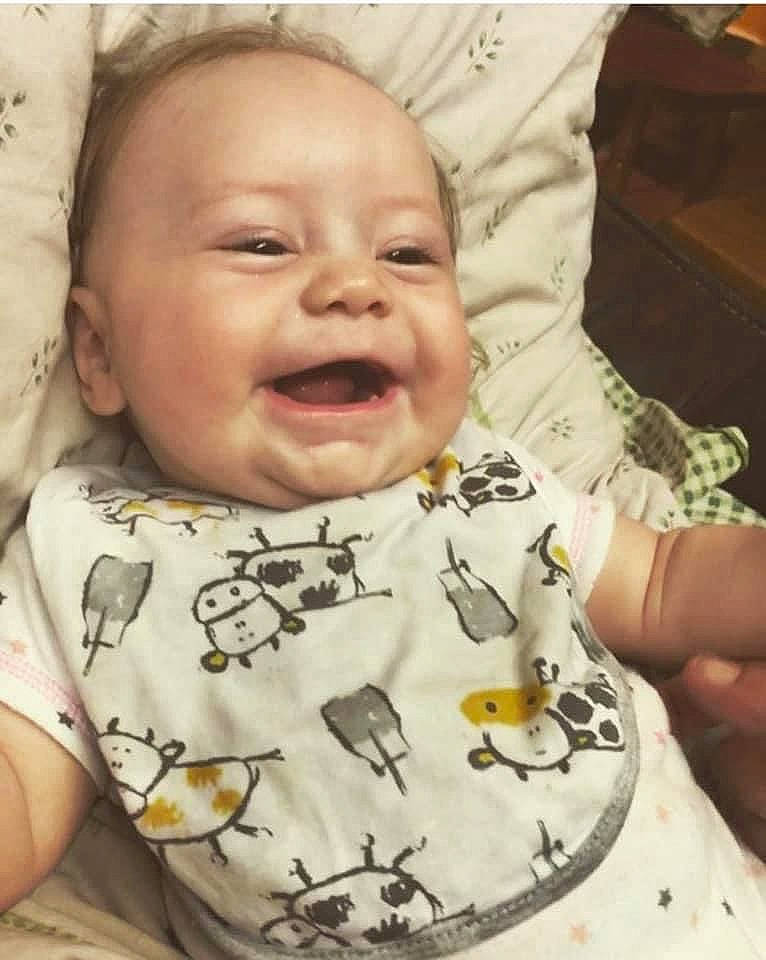 Laura participe au concours pour gagner de l'argent avec cette photo : baby, baby_toddler_clothing, cheek, chin, eye, eyebrow, face, finger, happy, head, human_body, iris, lip, mouth, neck, nose, person, product, skin, sleeve