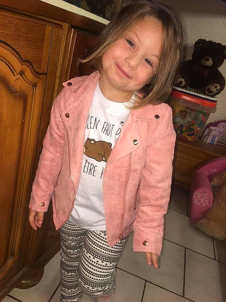 Laura participe au concours pour gagner de l'argent avec cette photo : baby_toddler_clothing, blazer, child, eye, face, fashion, fun, fur, happy, head, jacket, joy, pattern, person, pink, skin, sleeve, smile, textile, thumb