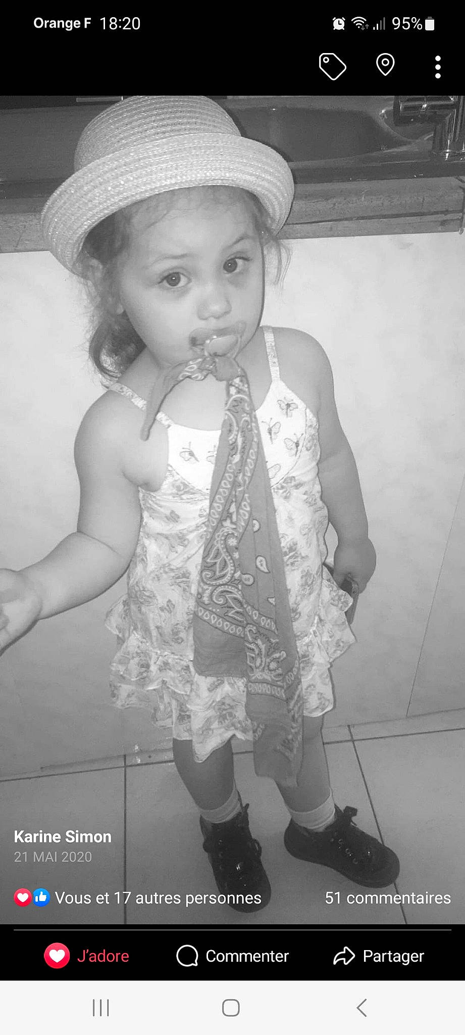 Laura participe au concours pour gagner de l'argent avec cette photo : arm, black, black_and_white, eye, flash_photography, hair, hairstyle, hand, happy, hat, head, human, iris, leg, lip, organ, person, shoe, skin, standing