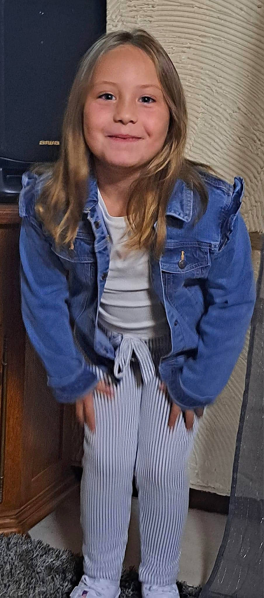 Laura a rejoint le concours — aidez-le/la à gagner de superbes lots ! blazer, blond, button, clothing, collar, denim, dress_shirt, electric_blue, fashion_design, flash_photography, jacket, joy, layered_hair, pattern, person, sleeve, smile, standing, television, textile