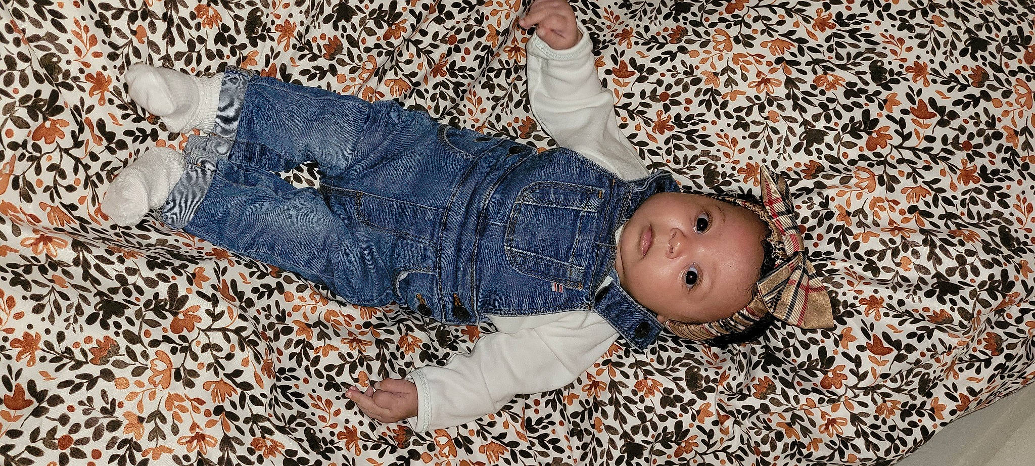 Lëviah a rejoint le concours — aidez-le/la à gagner de superbes lots ! baby, baby_toddler_clothing, child, comfort, denim, flooring, fun, grass, human_body, human_leg, jeans, leg, linens, pattern, person, plaid, plant, thigh, toddler, tree