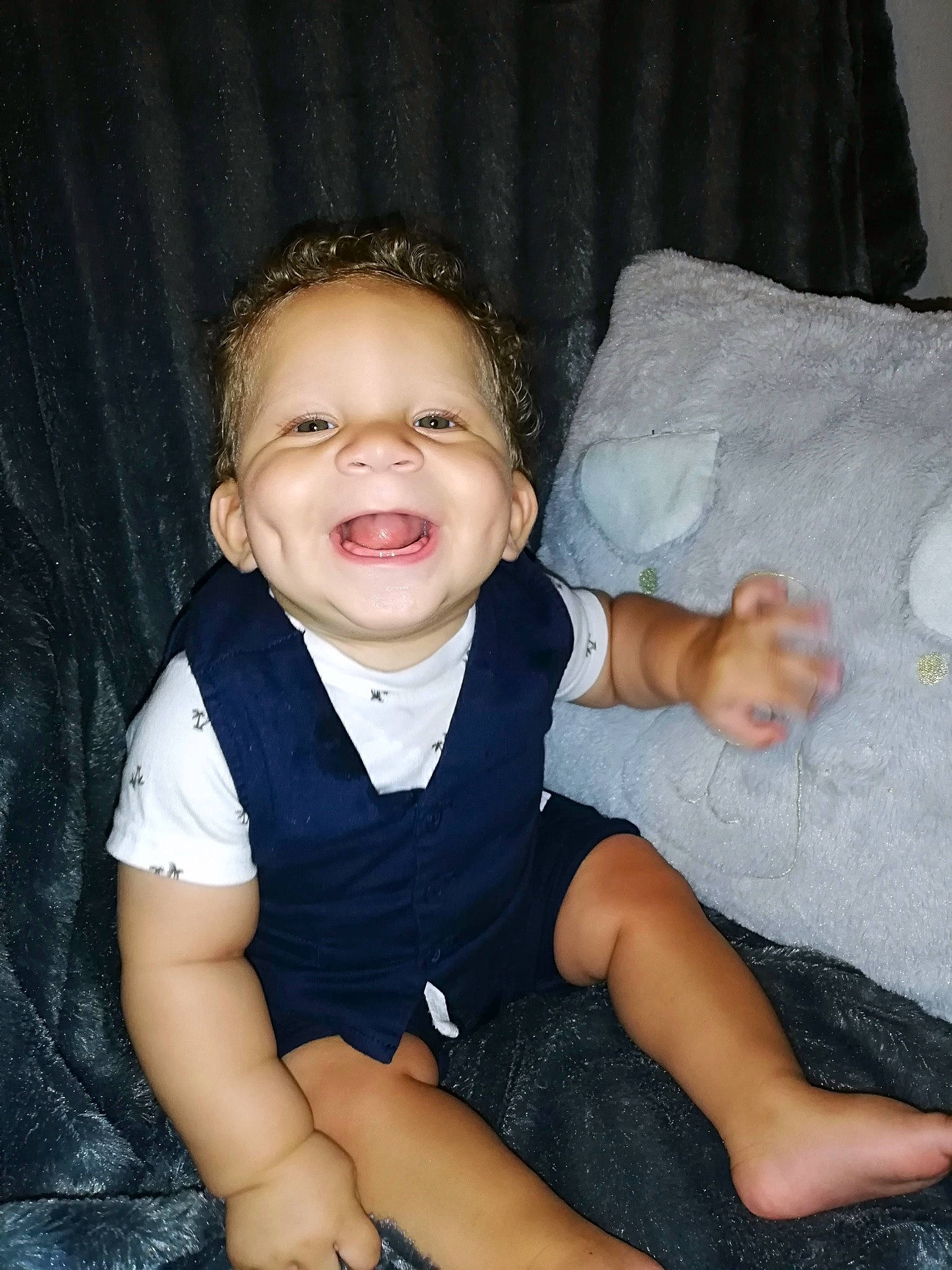 Jayden a rejoint le concours — aidez-le/la à gagner de superbes lots ! arm, baby, cheek, child, facial_expression, laugh, leg, person, sitting, skin, smile, toddler