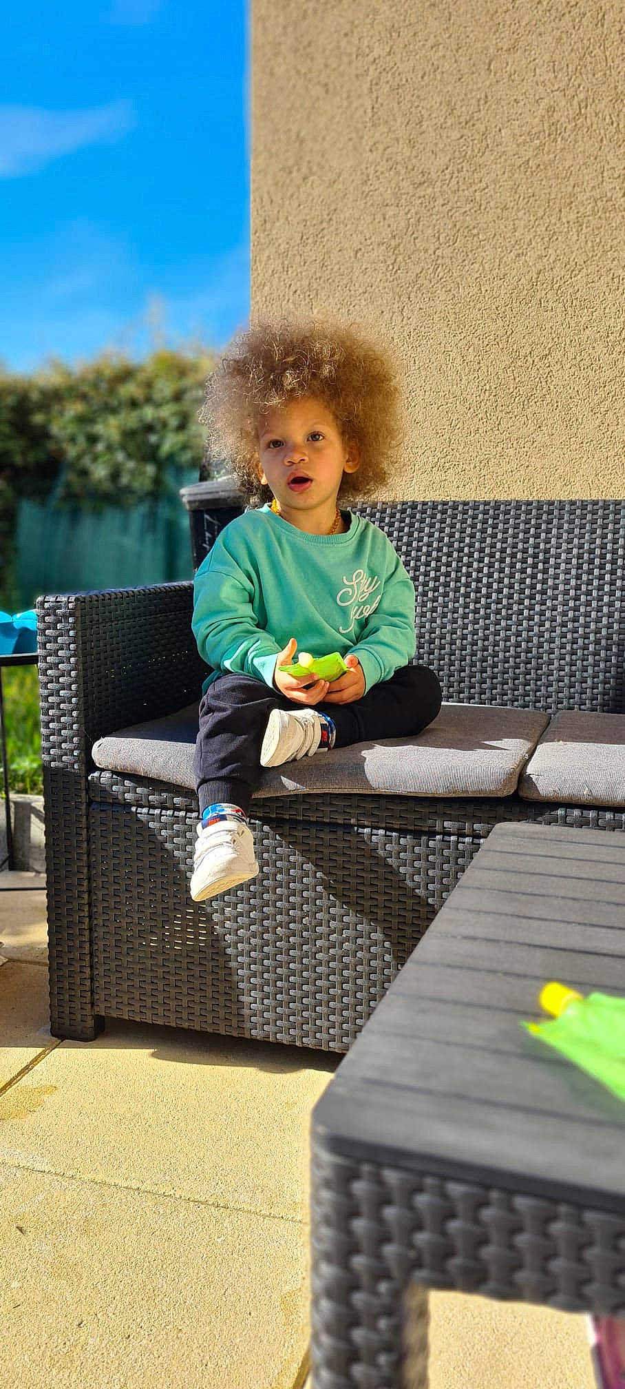 Jaydenf a rejoint le concours — aidez-le/la à gagner de superbes lots ! boot, child, deck, fun, grass, green, happy, leaf, leg, leisure, outdoor_furniture, outdoor_table, person, play, recreation, room, sitting, spring, table, toddler