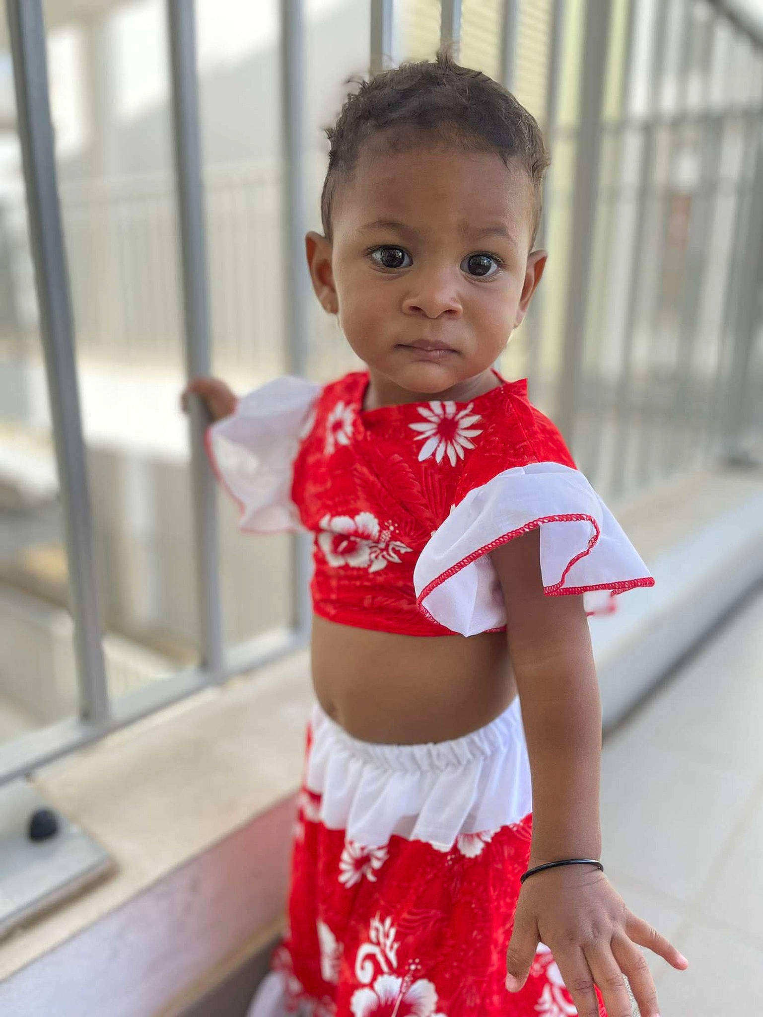 Alia a rejoint le concours — aidez-le/la à gagner de superbes lots ! abdomen, baby_toddler_clothing, child, elbow, event, facial_expression, fun, hairstyle, happy, head, human_leg, knee, person, shoulder, skin, sleeve, thigh, toddler, trunk, waist